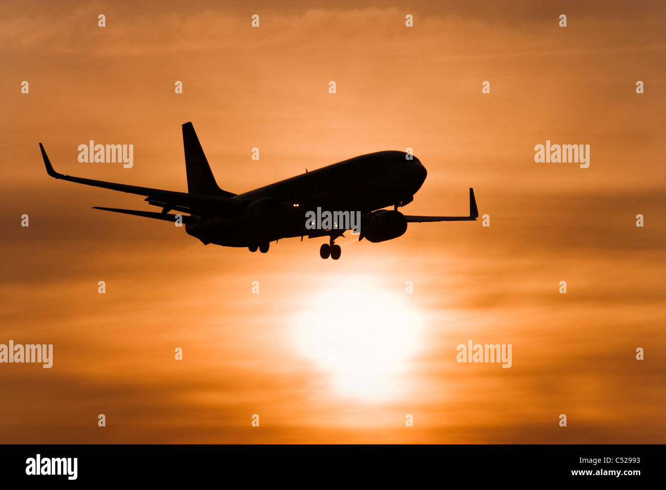 Flugzeugen gegen die untergehende Sonne Stockfoto