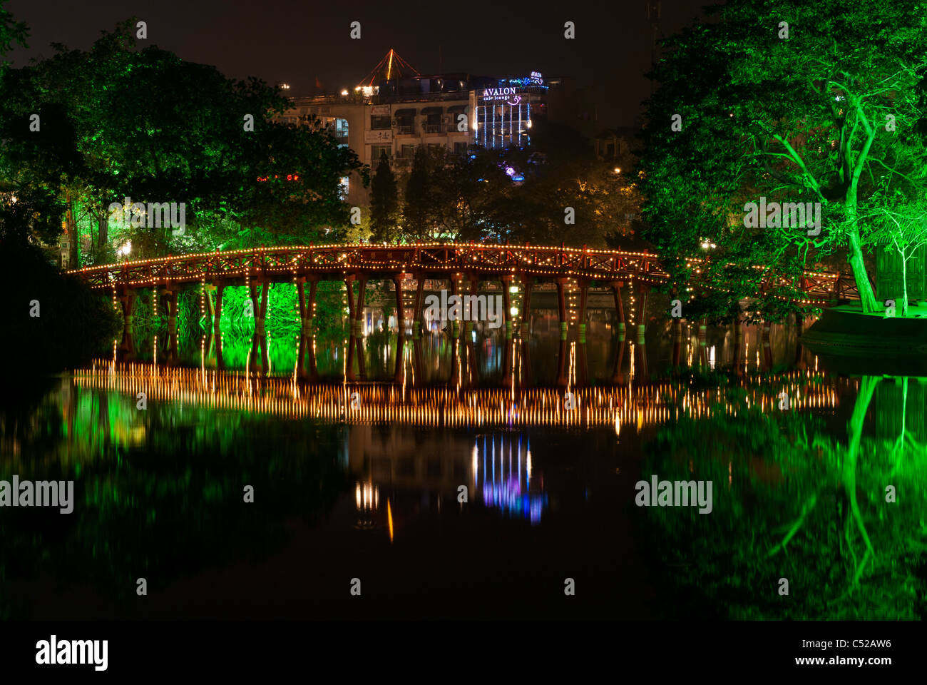 Holzbrücke den Ngoc Son Tempel spiegelt sich in Hoan-Kiem-See in der Nacht, Hanoi, Vietnam Stockfoto