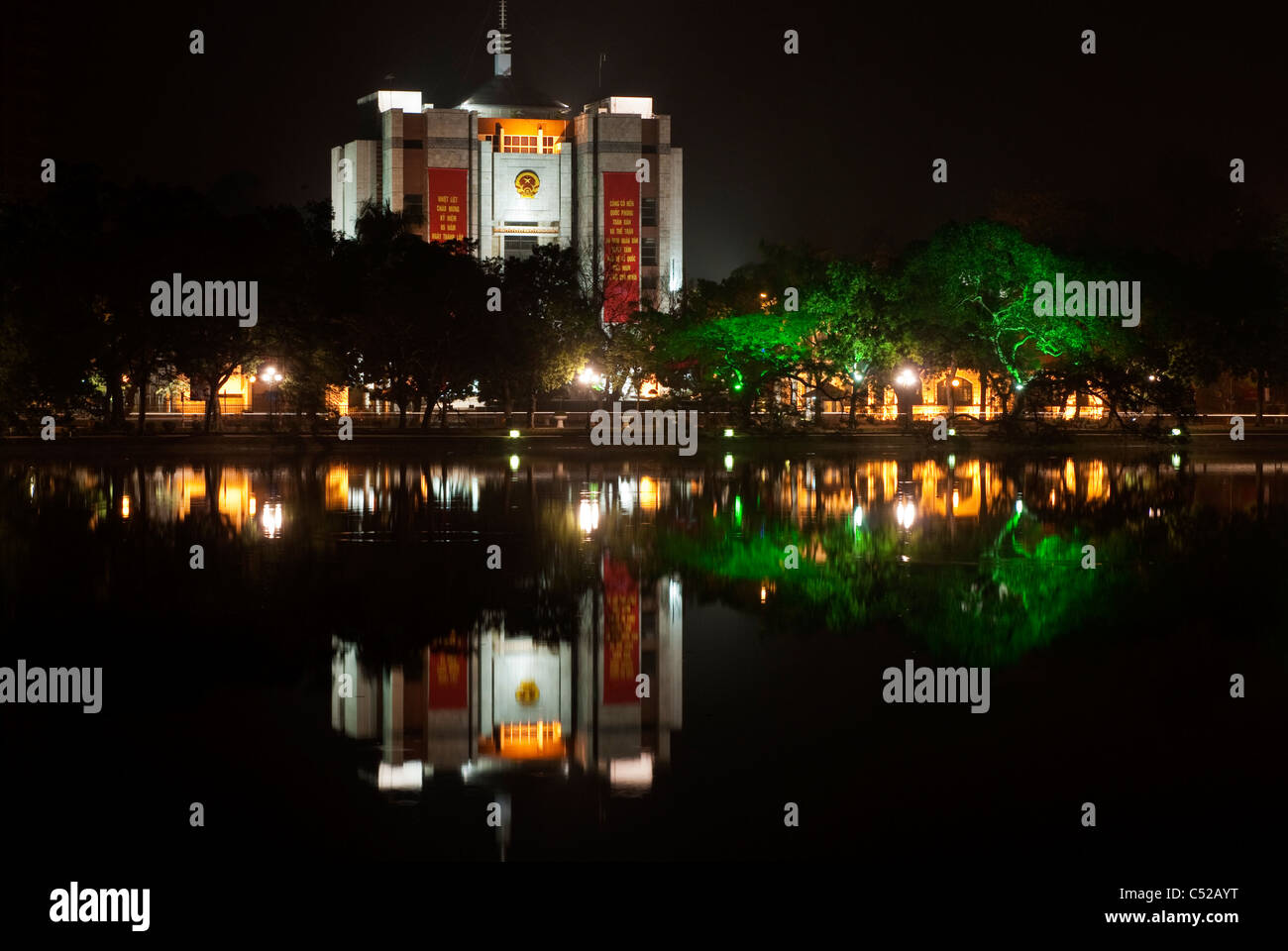 Das Hanoi Volkskomitee Gebäude in der Nacht, Hanoi, Vietnam Stockfoto