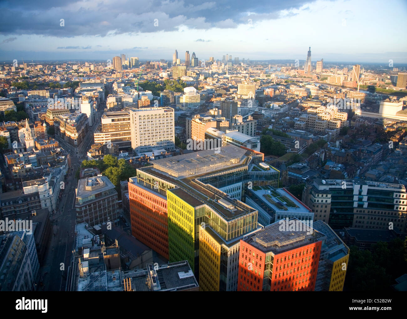 Erhöhte "" Luftbild von London und New Oxford street mit hellen Gebäude des Central Saint Giles Stockfoto