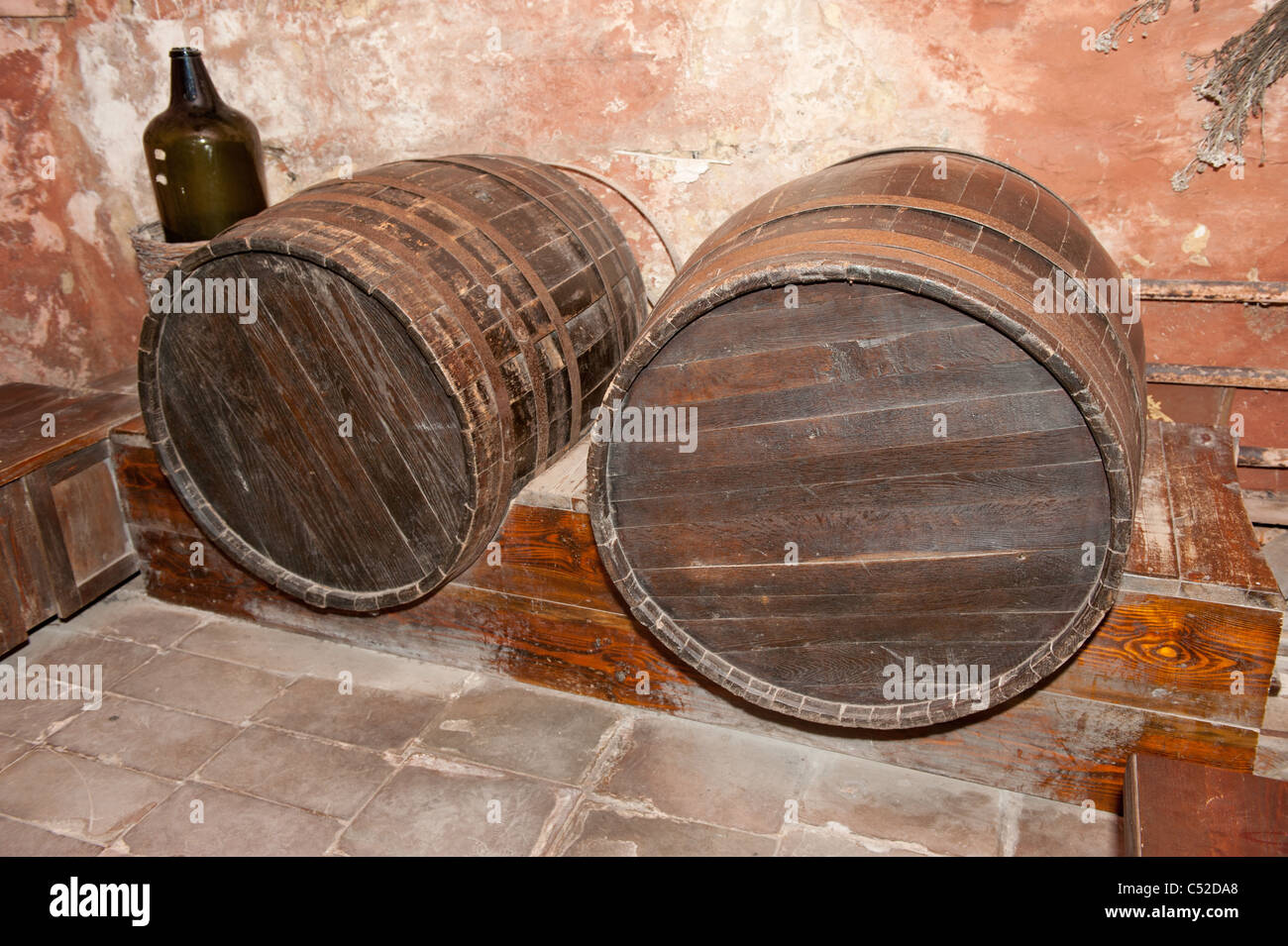 Weinkeller mit Fässern. Eine alte Keller mit Weinfässer Stockfoto