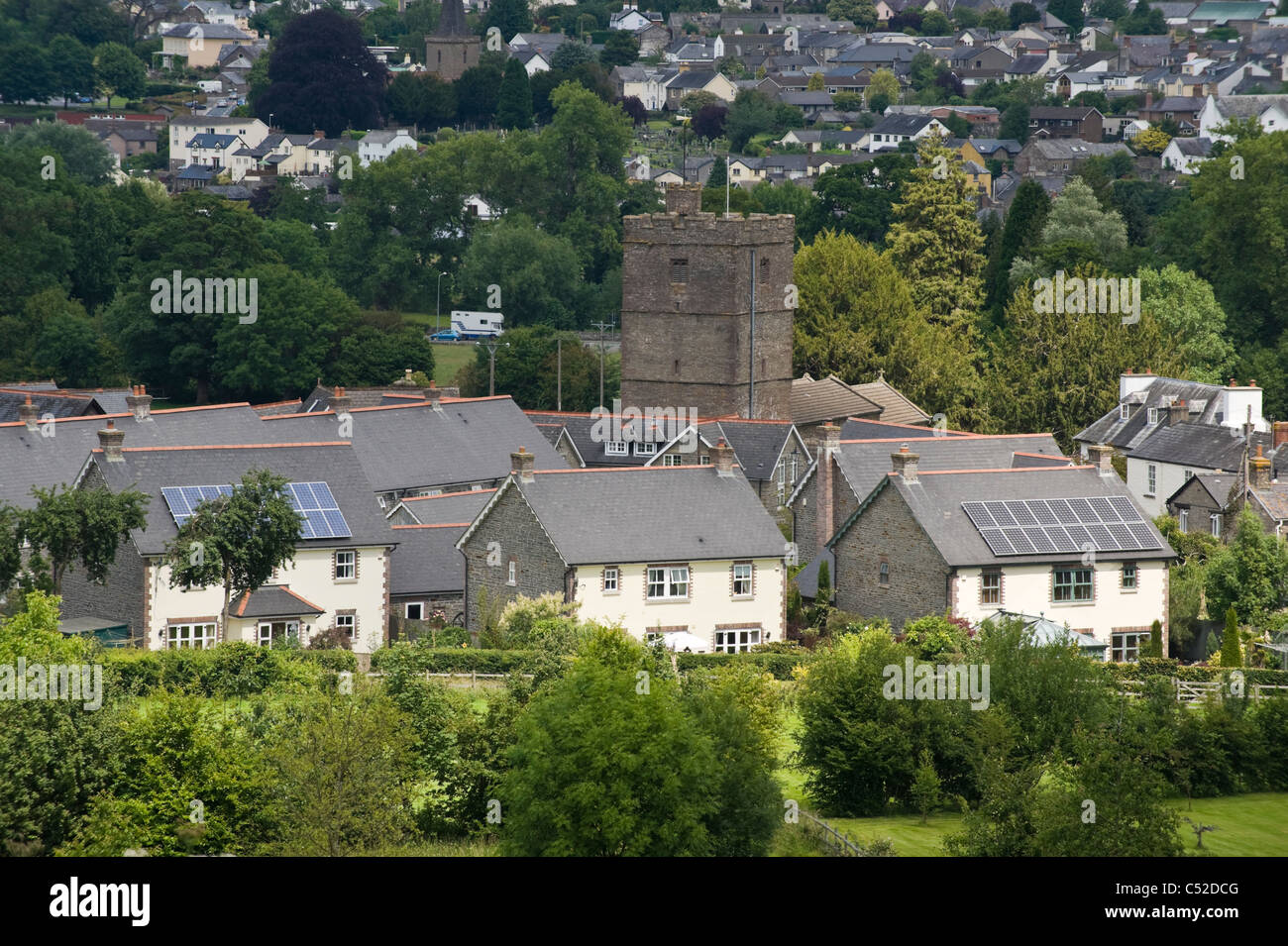 Sonnenkollektoren auf dem Dach von Einfamilienhäusern im Dorf von Llangattock Powys South Wales UK Stockfoto