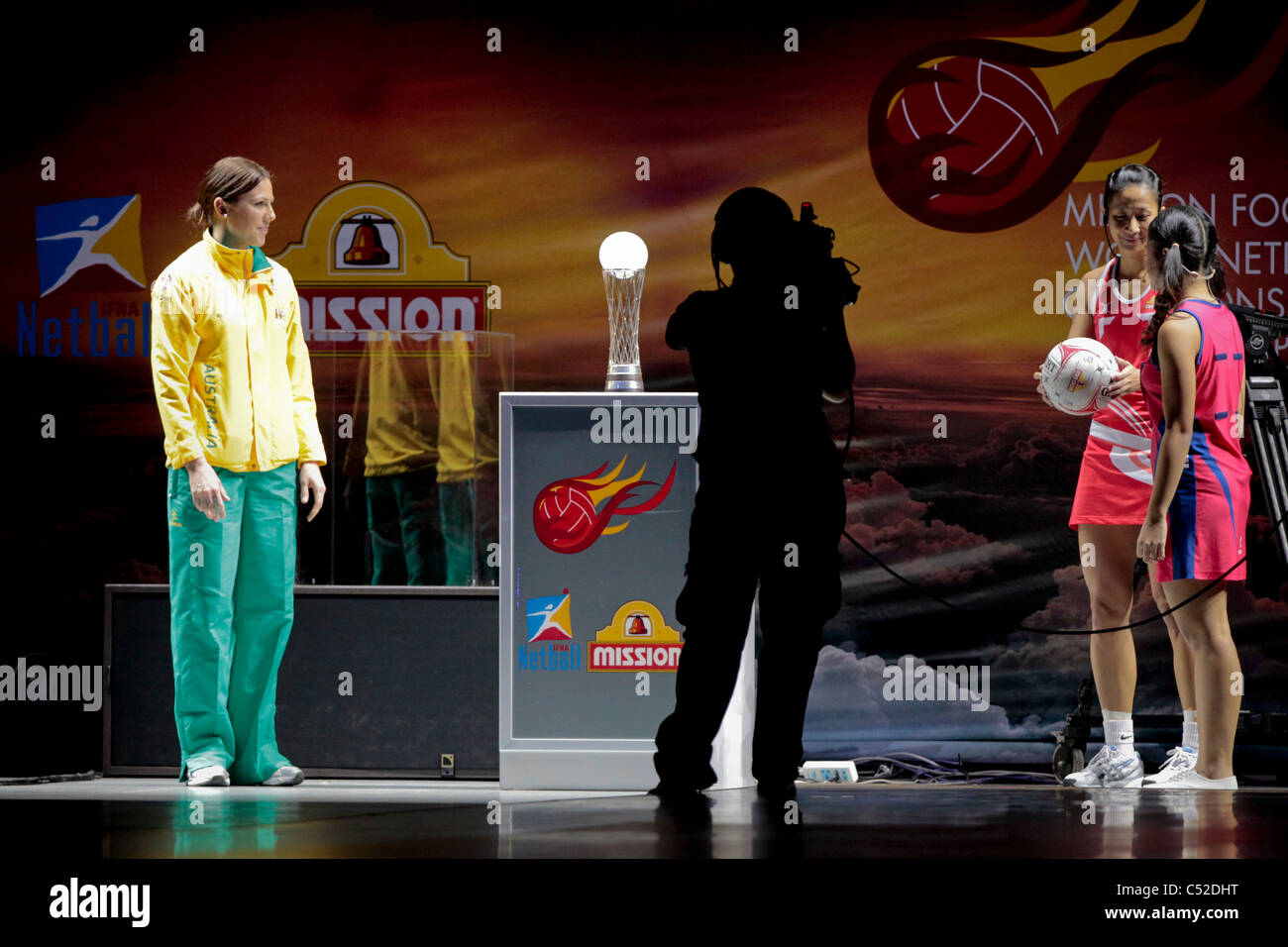 Natalie von Bertouch der Australia(left) bringt die Netball Weltmeisterschaften Trophy am Stand während der Eröffnungsfeier Stockfoto