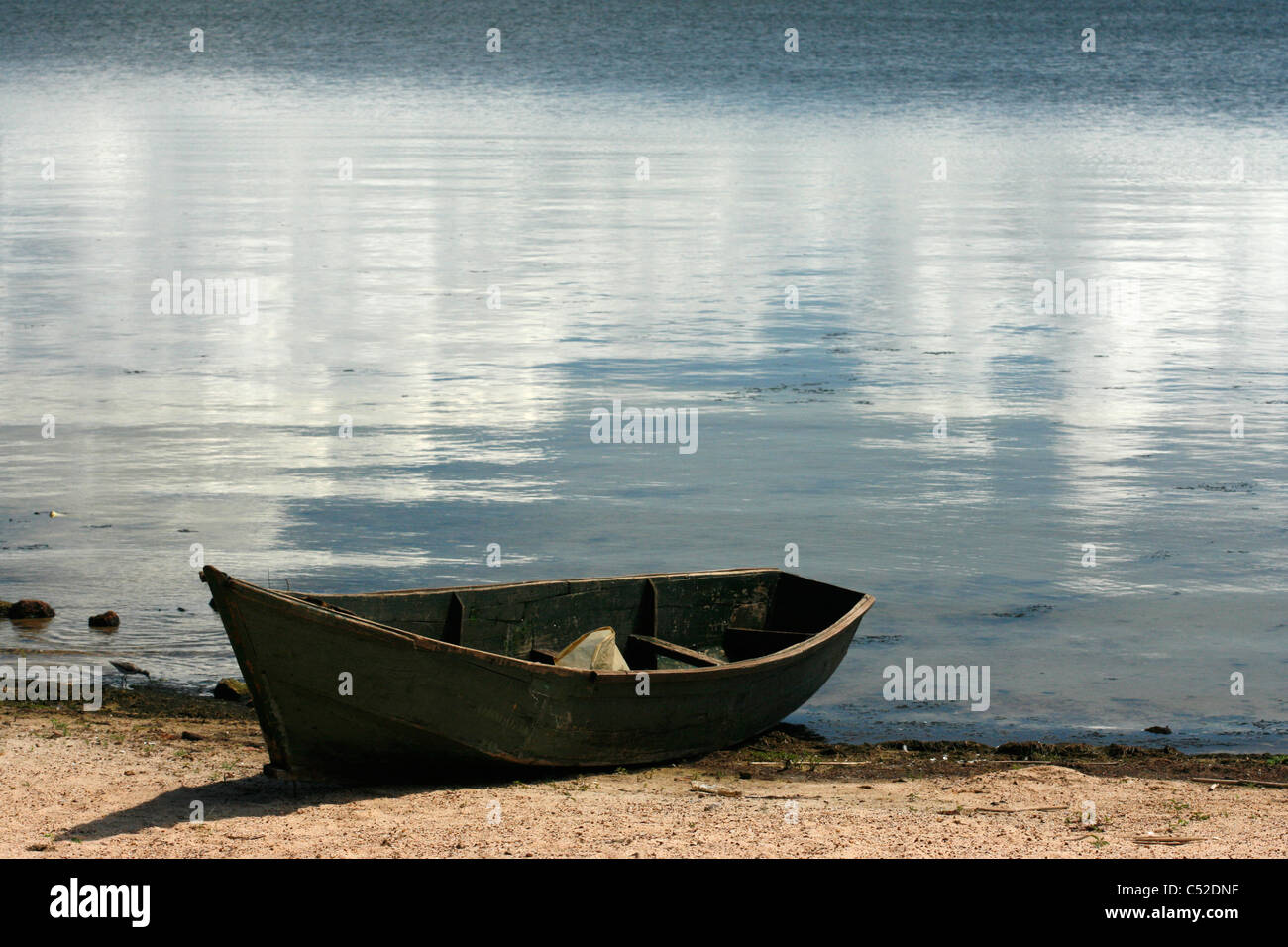 Ein Kanu am Ufer des Victoriasees, Uganda Stockfoto