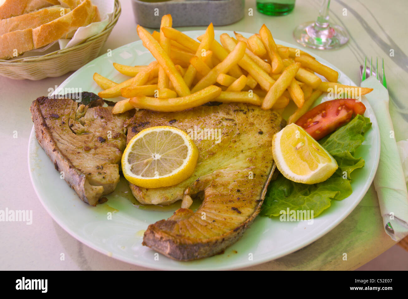 Gegrillter Thunfisch Steak mit Pommes frites Supetar auf der Insel Brac in Dalmatien Kroatien Europa Stockfoto