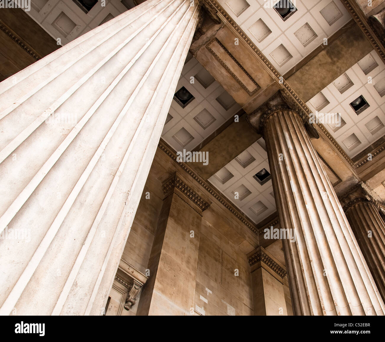 Awesome Säulen am Eingang des britischen Museums. Zeigt die erstaunliche Architektur und Alterungsprozess. Stockfoto