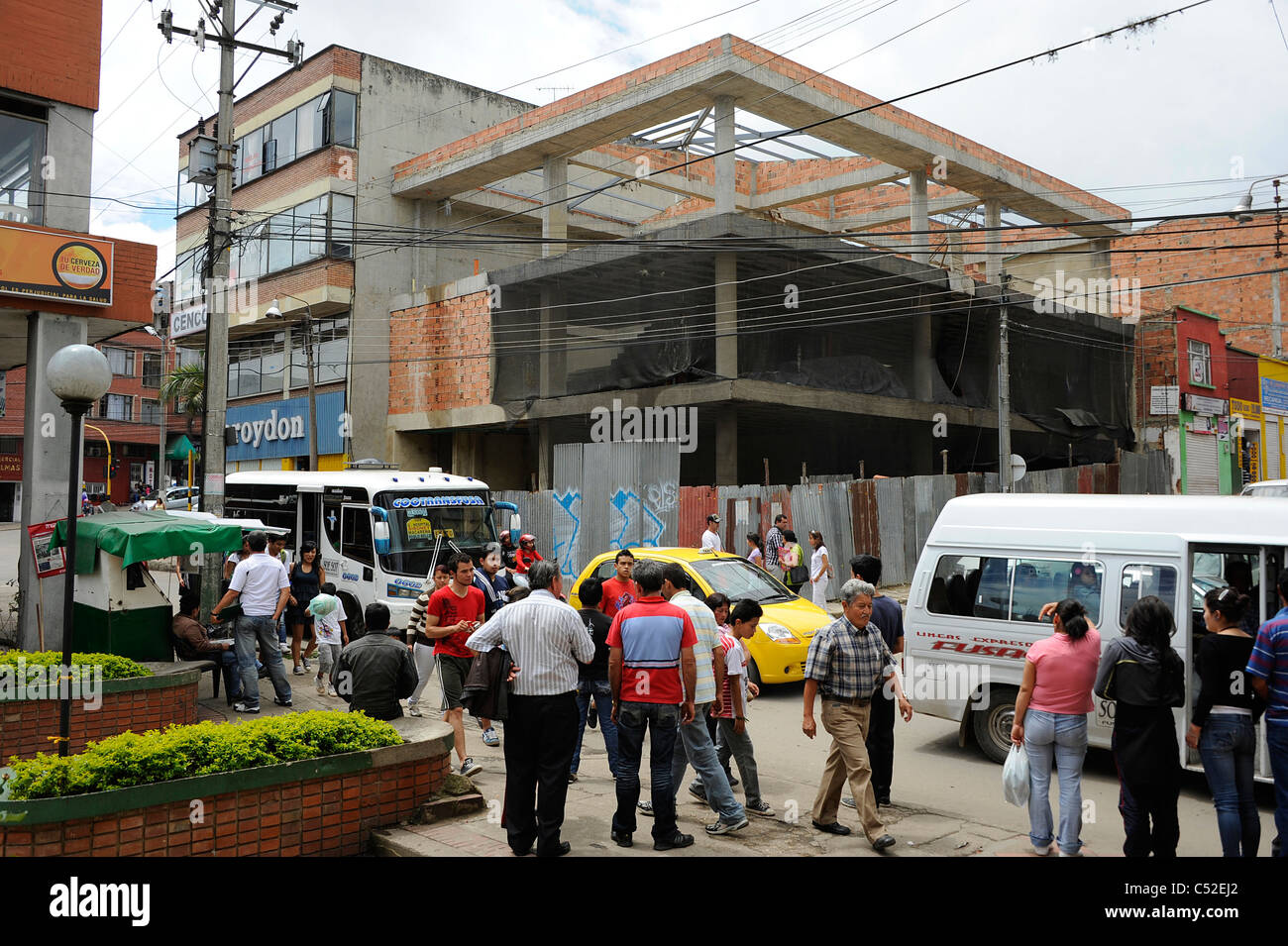 Kolumbianer warten auf Busse unterwegs in Fusagasuga, Kolumbien. Stockfoto