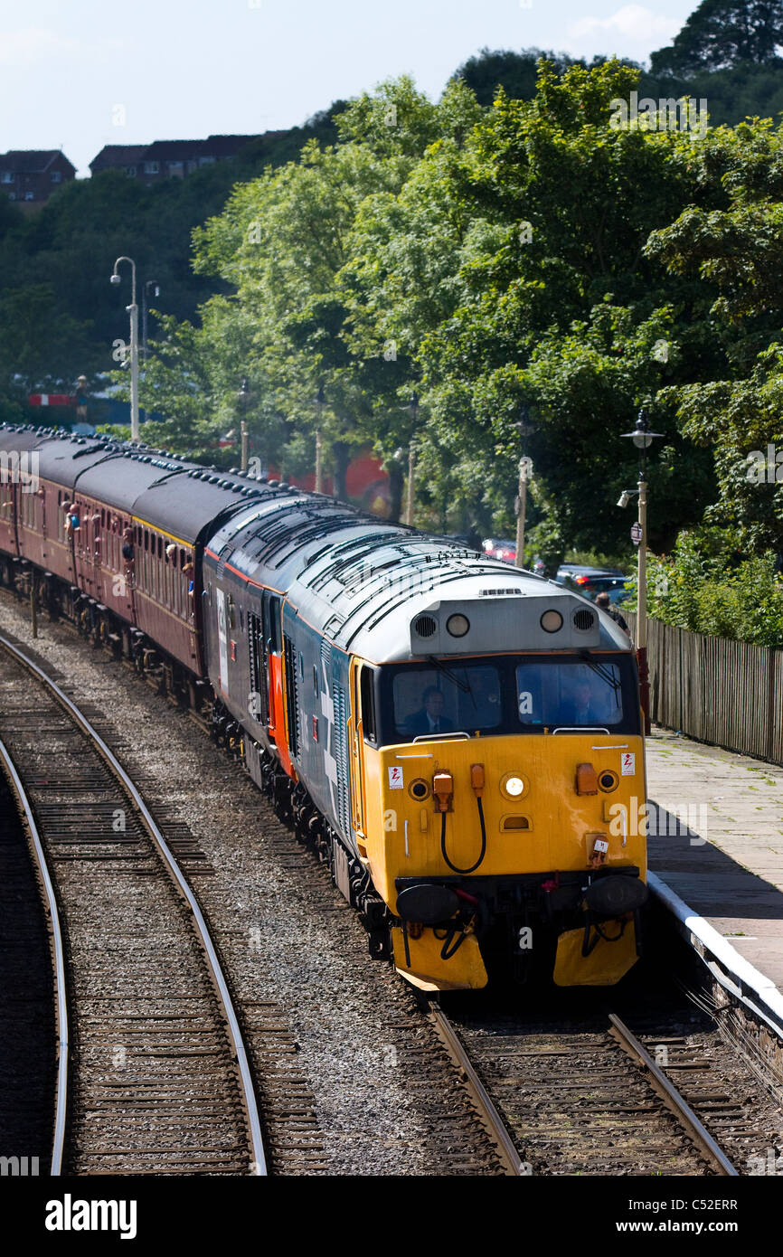 Die British Rail Class 37 Railfreight-Lackierung trug die Nummer 37518. Heritage Diesel Trains auf der ELR East Lancashire Railway Heritage Trust Gala. UK Stockfoto