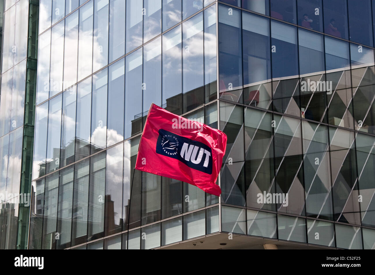 Nuss-Lehrer-Banner, Rente Streik März vorbei Royal Bank of Scotland Gebäude, Deansgate/Spinningfields, Manchester UK Stockfoto