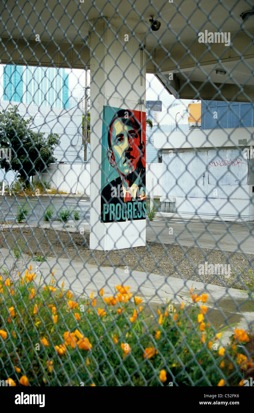San Francisco, Kalifornien. Verunstaltete Obama Wahlplakat unter Autobahn hat Hitler Schnurrbart gemalt. 2008 © Bob Kreisel Stockfoto