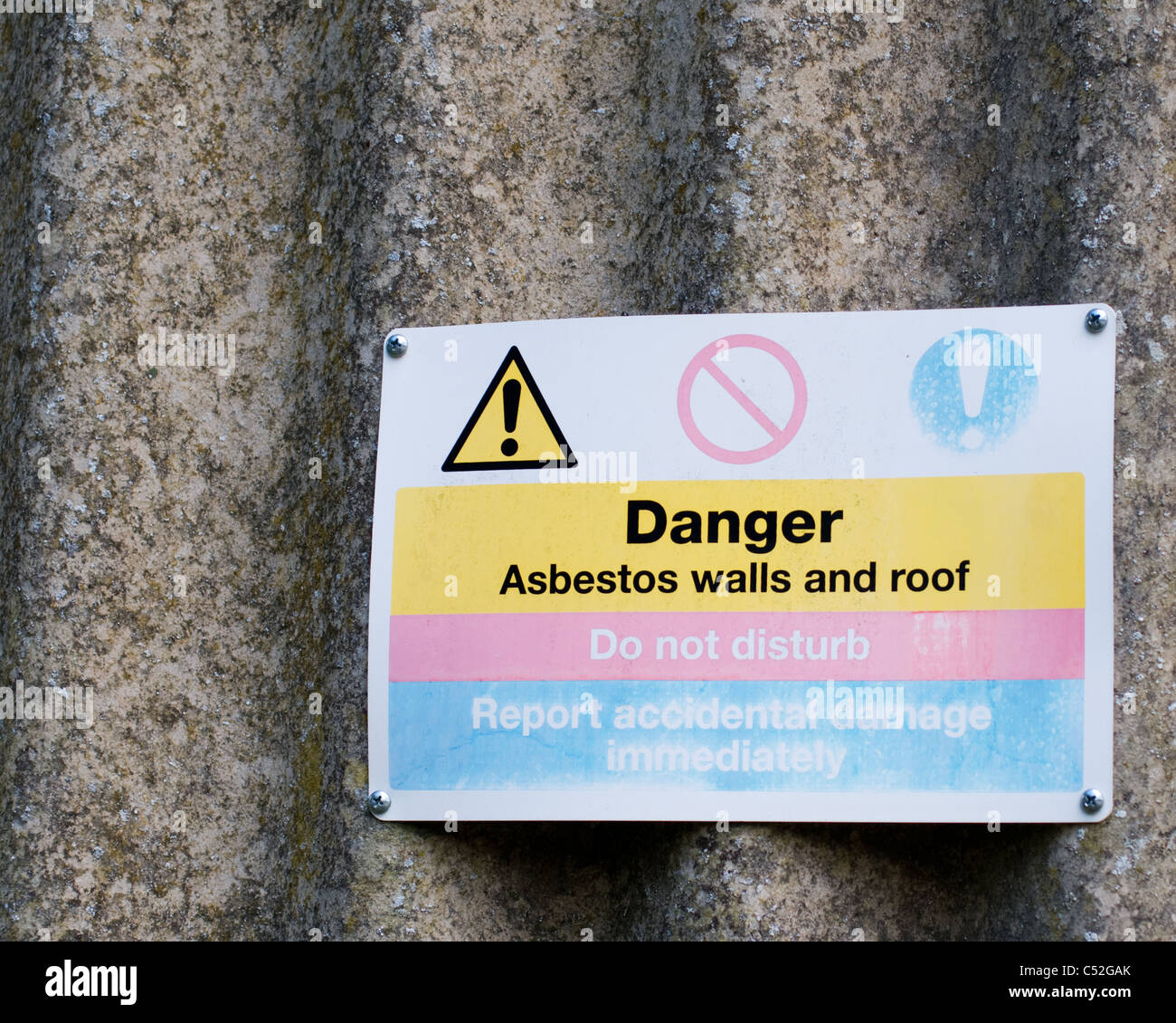 Gefahr Asbest Wände und das Dach zu unterzeichnen, nicht stören, Unfallschäden sofort melden Stockfoto