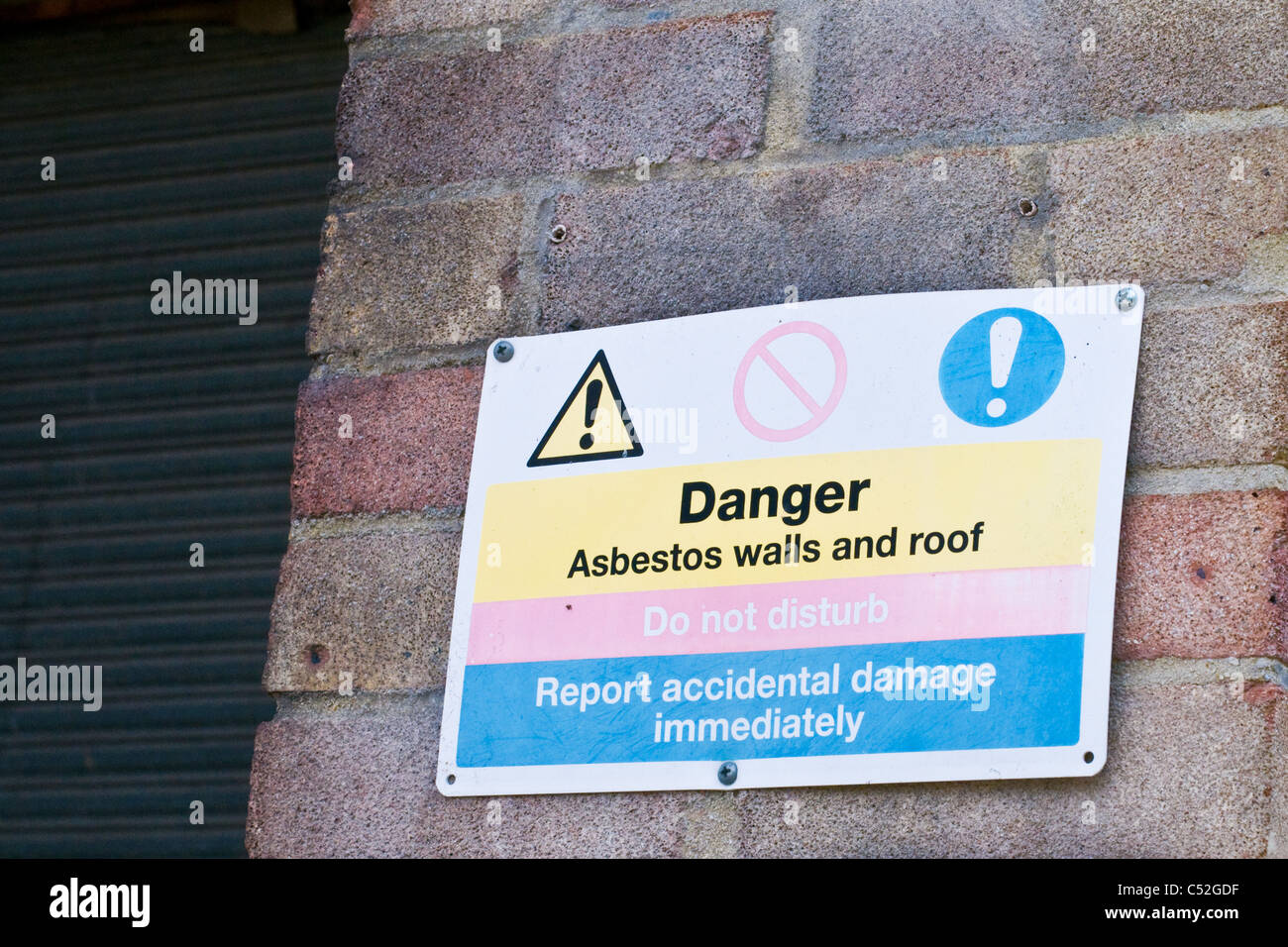 Gefahr Asbest Wände und das Dach zu unterzeichnen, nicht stören, Unfallschäden sofort melden Stockfoto