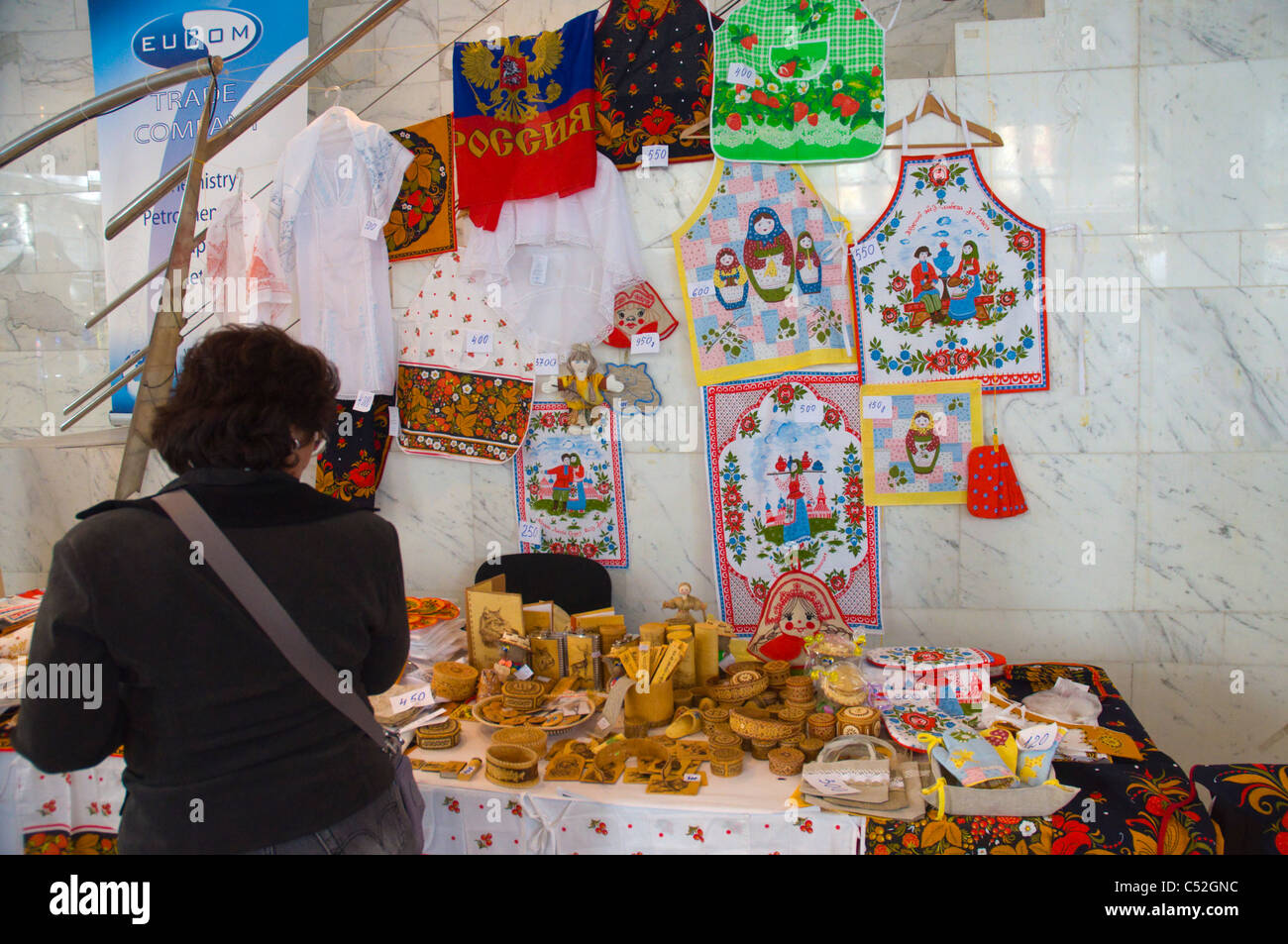 Russisches Kunsthandwerk zum Verkauf russische serbische Festivalmarkt entlang Knez Mihailova Straße Belgrad Hauptkapital Serbien Europas Stockfoto