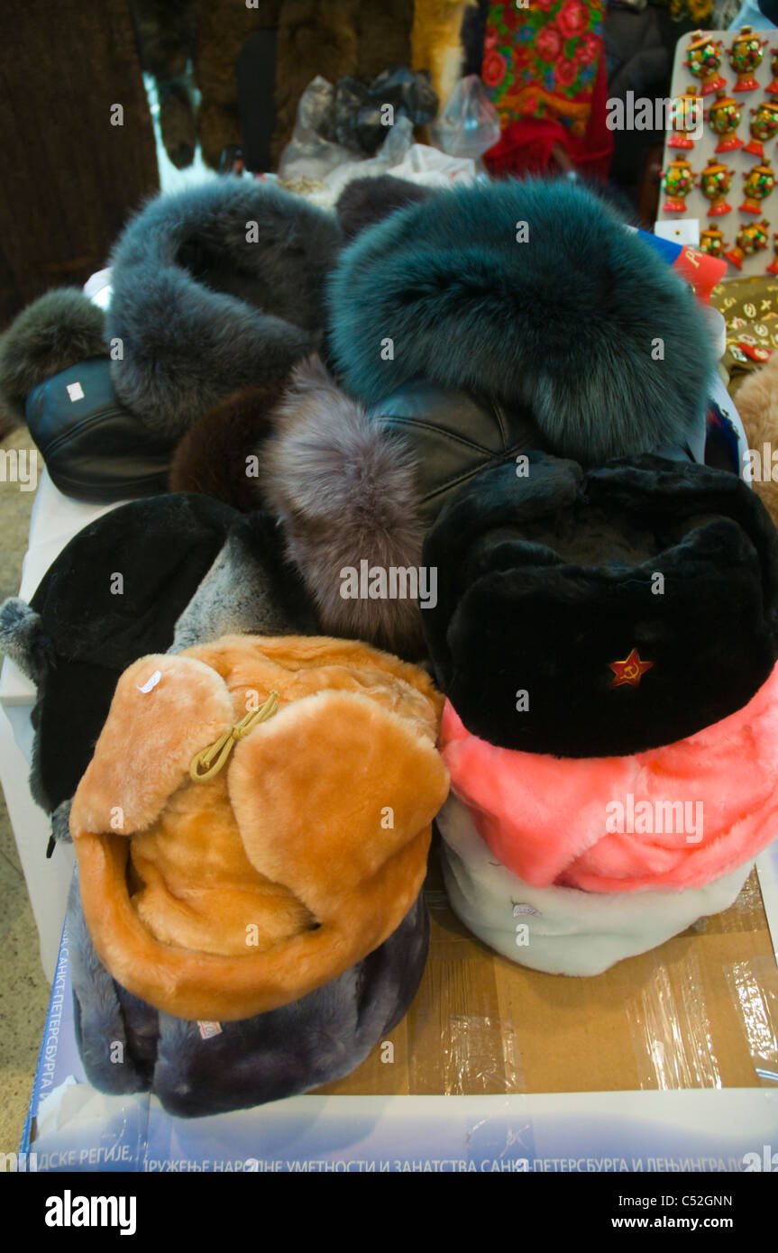 Russische Pelzmützen für Verkauf russische serbische Festivalmarkt entlang Knez Mihailova Straße Belgrad Hauptkapital Serbien Europas Stockfoto