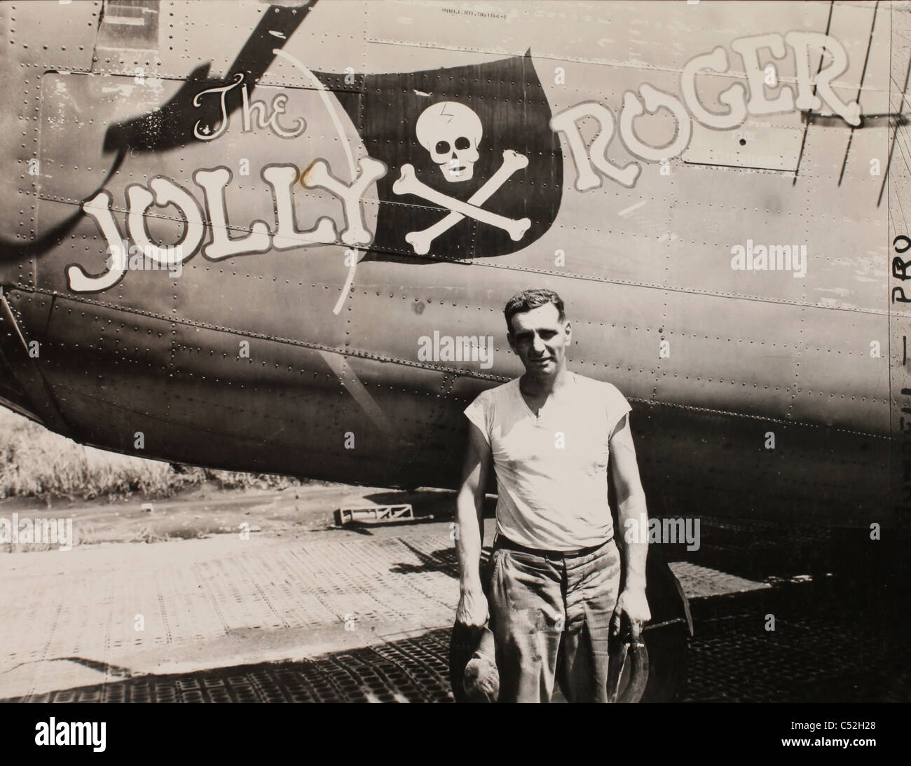 Master Sergeant Robert Porter stand neben eines b-24 Liberator Bombers namens "The Jolly Roger." Es ist ein Veteran der vielen Razzien gegen Stockfoto