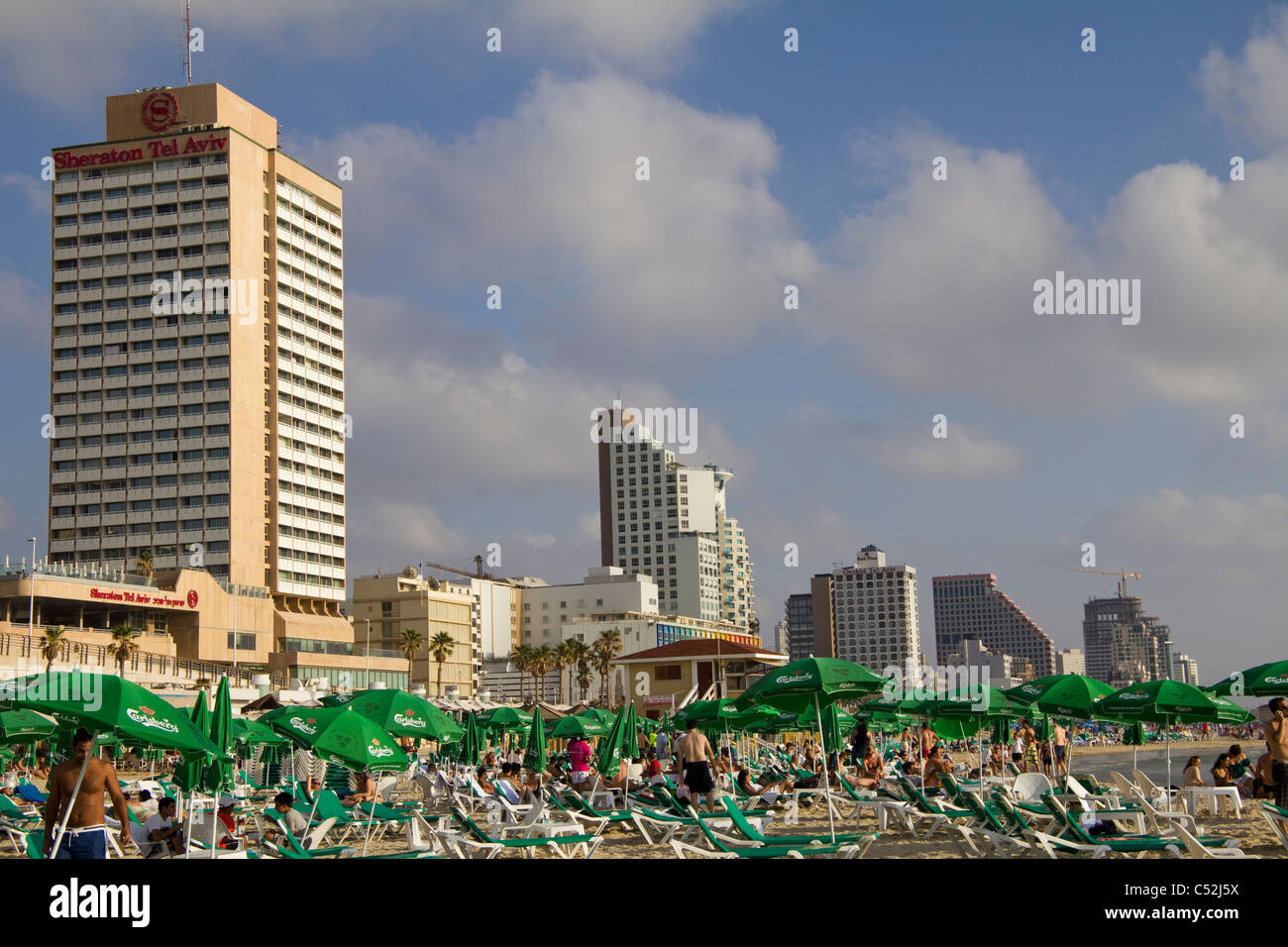 Große Hotels und Menschen am Strand von Tel Aviv Israel Stockfoto