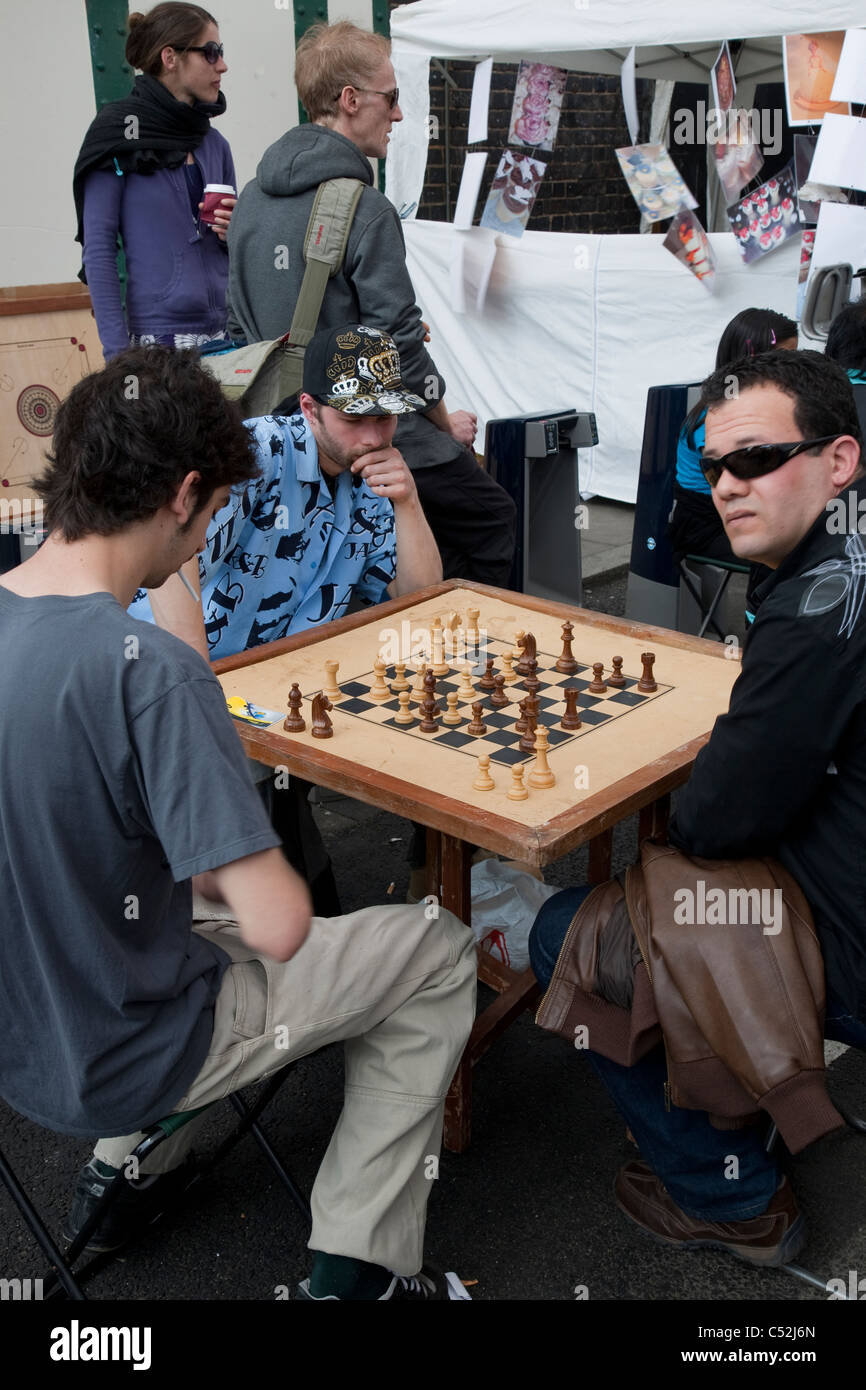 Leute spielen Schach, Sonntagsmarkt, Brick Lane, London Stockfoto