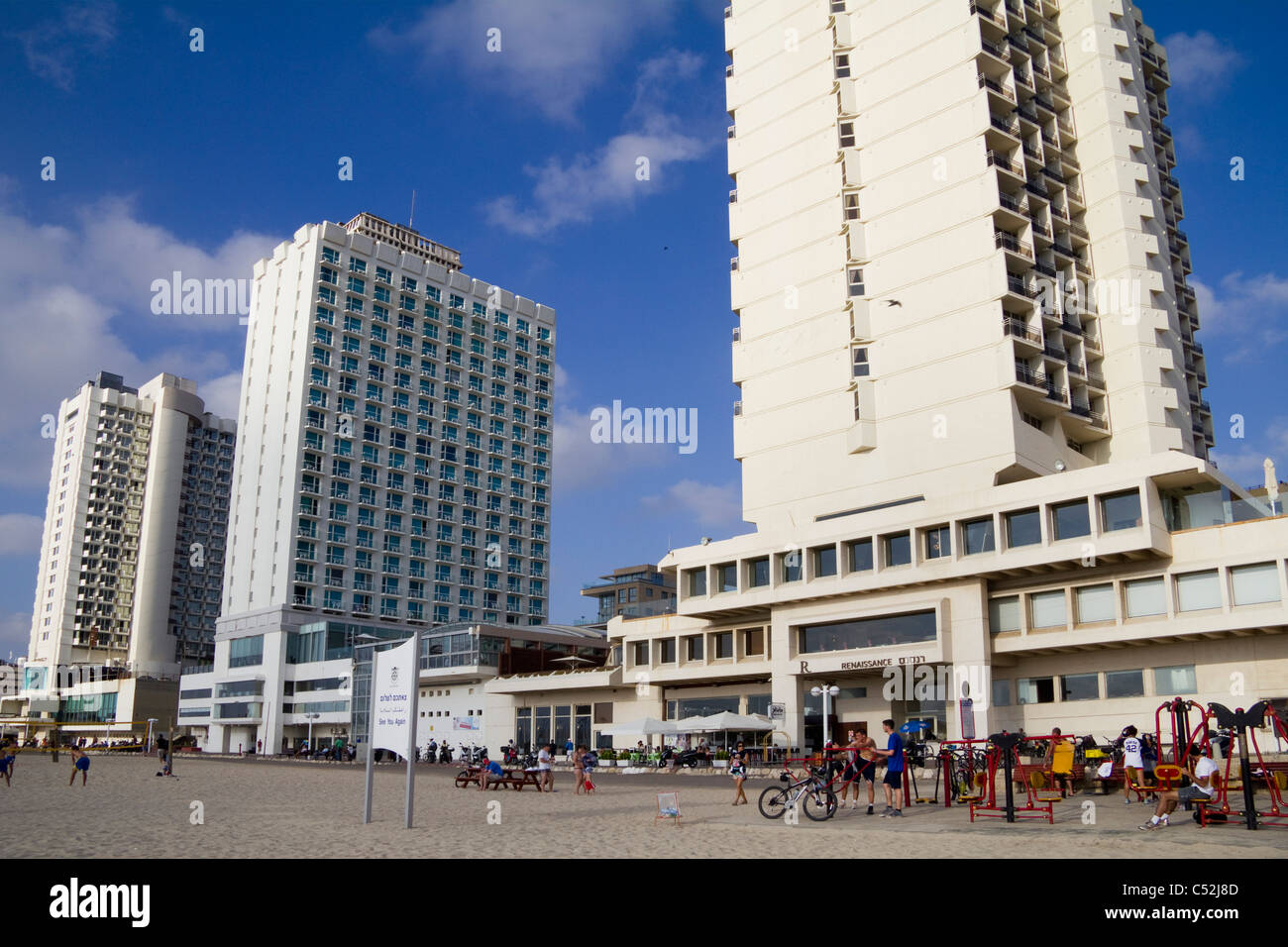 Große Hotels und Menschen am Strand von Tel Aviv Israel Stockfoto