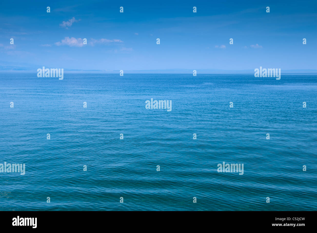 Türkis - blaue Meer Hintergrund mit Exemplar. Wasserhorizont unter blauem Himmel. Adria. Stockfoto