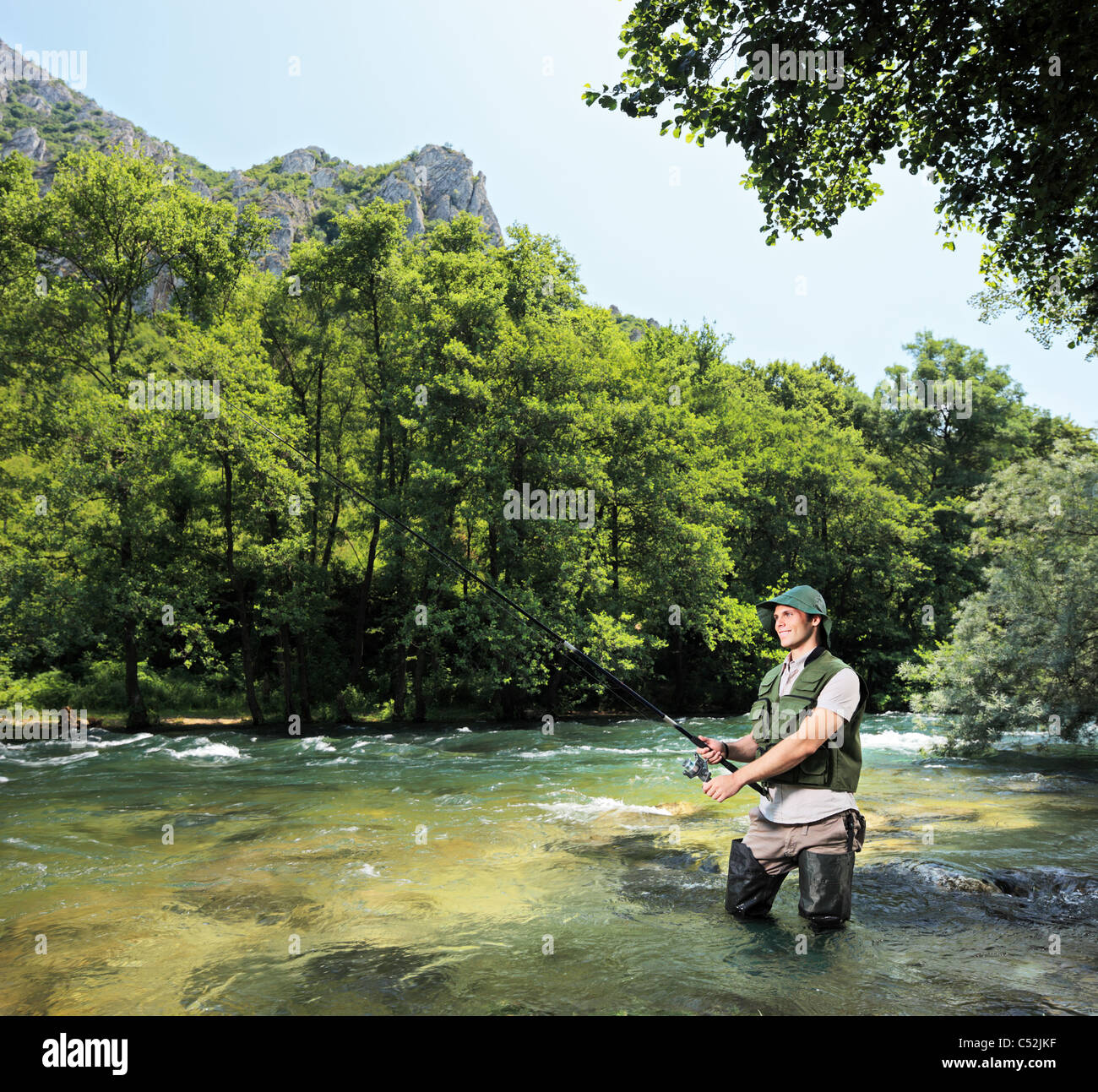 Junge Fischer Angeln am Fluss Treska, Mazedonien Stockfoto