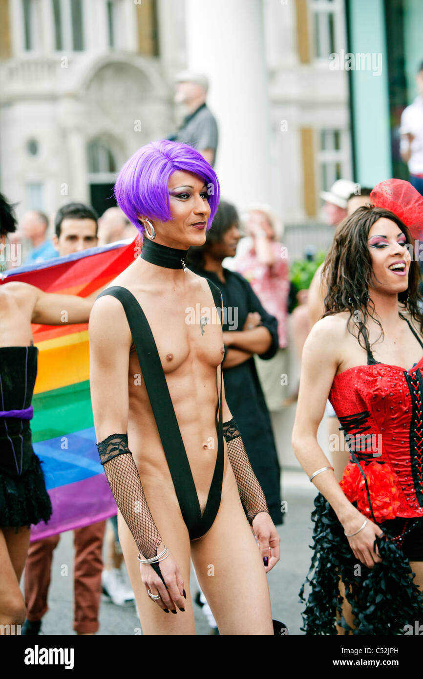 Bunte spärlich bekleideten Figuren Besucher Londons Gay Pride 41 Jahre. Jubiläums-Parade - London 2. Juli 2011 England, UK Stockfoto
