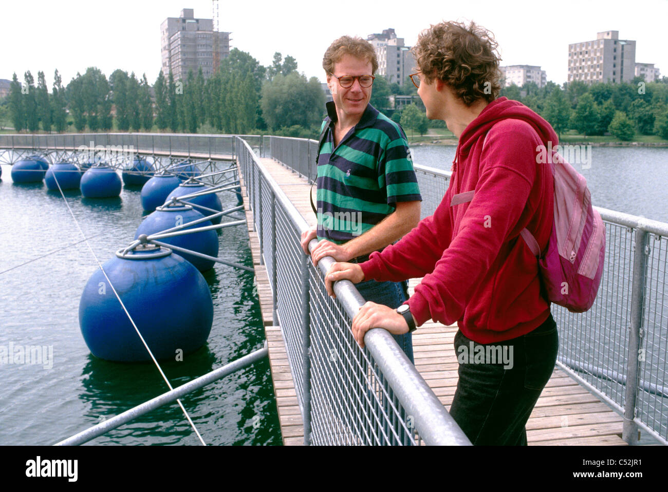 Zwei Jugendliche sprechen von Baggersee-See, Deutschland. Stockfoto