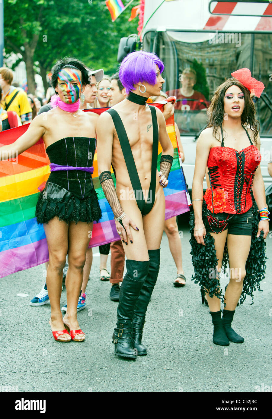 Coloufrul spärlich bekleideten Figuren Besucher Londons Gay Pride 41 Jahre. Jubiläums-Parade - London 2.. Juli 2011 England, UK Stockfoto