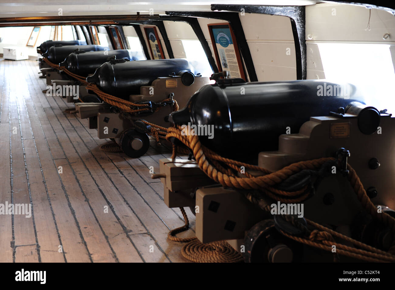 USA Maryland MD Baltimore Inner Harbor - Kanonen auf dem unteren Deck der USS Constellation Museum Vereinigte Staaten Marine Schiff Stockfoto