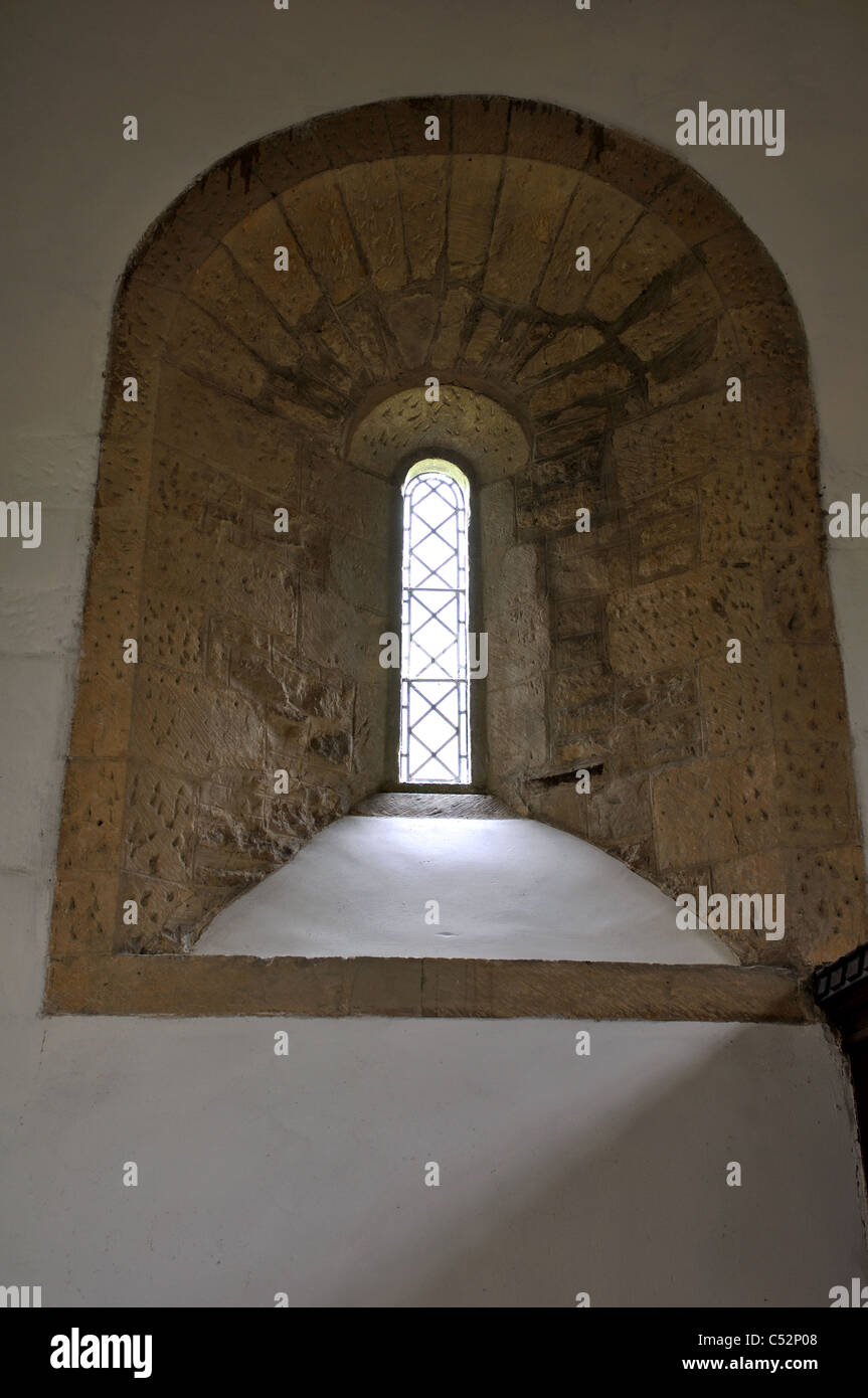 Norman-Fenster in St. Michael Kirche, Yanworth, Gloucestershire, England, UK Stockfoto