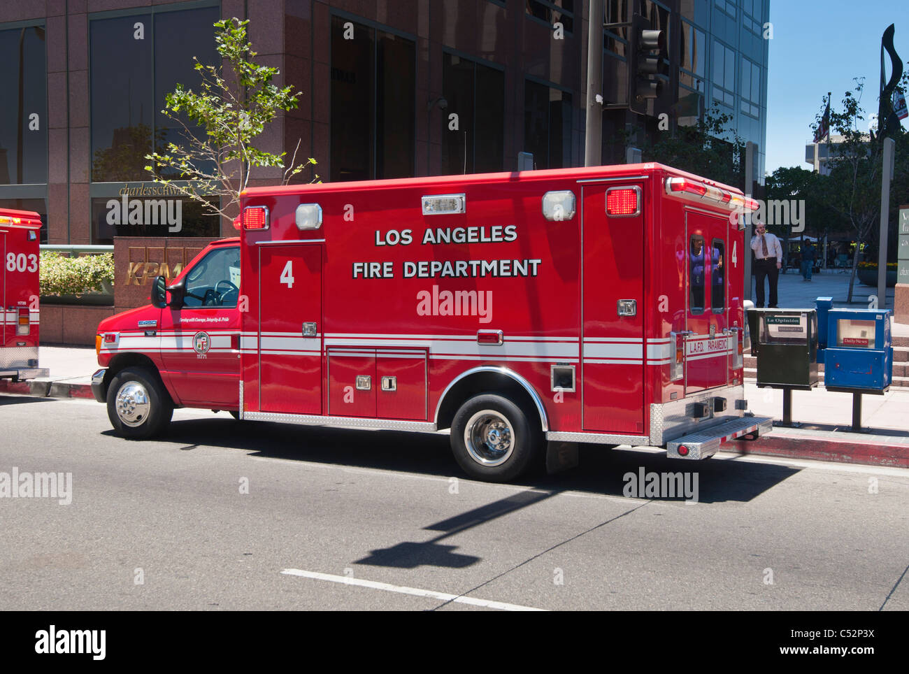 Los Angeles-Feuerwehr-Sanitäter Reaktion auf einen Aufruf in der finanziellen Bezirk von Downtown Los Angeles. Stockfoto