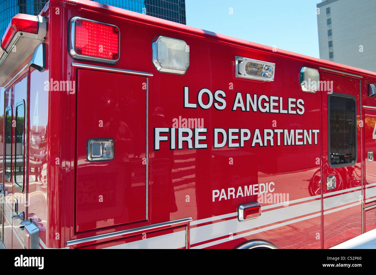 Los Angeles-Feuerwehr-Sanitäter Reaktion auf einen Aufruf in der finanziellen Bezirk von Downtown Los Angeles. Stockfoto