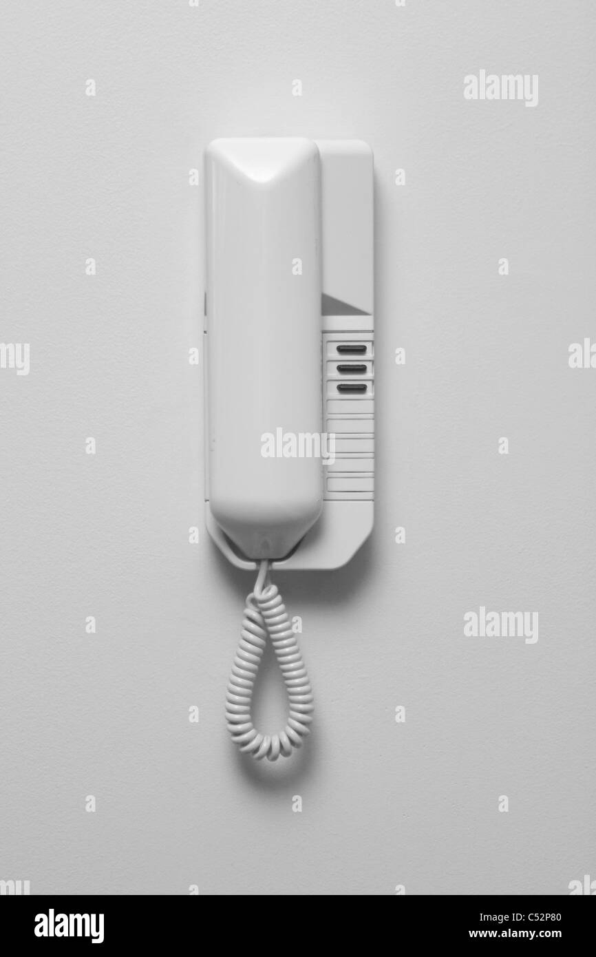 Eine Gegensprechanlage Telefon auf einer weißen Wand Stockfotografie - Alamy