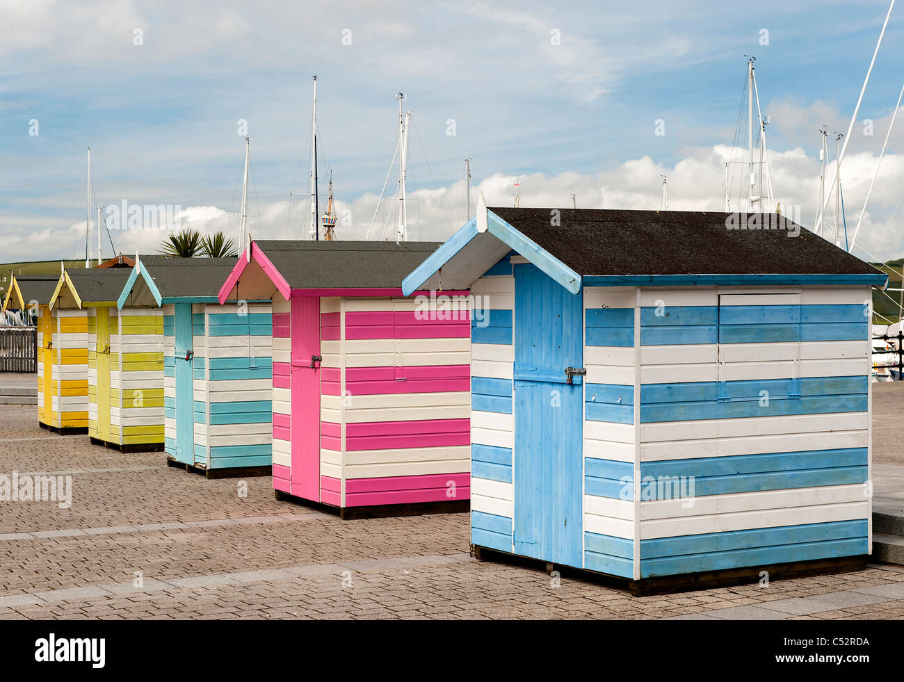 Holzschuppen am Kai im Hafen von Falmouth, Cornwall, England Stockfoto