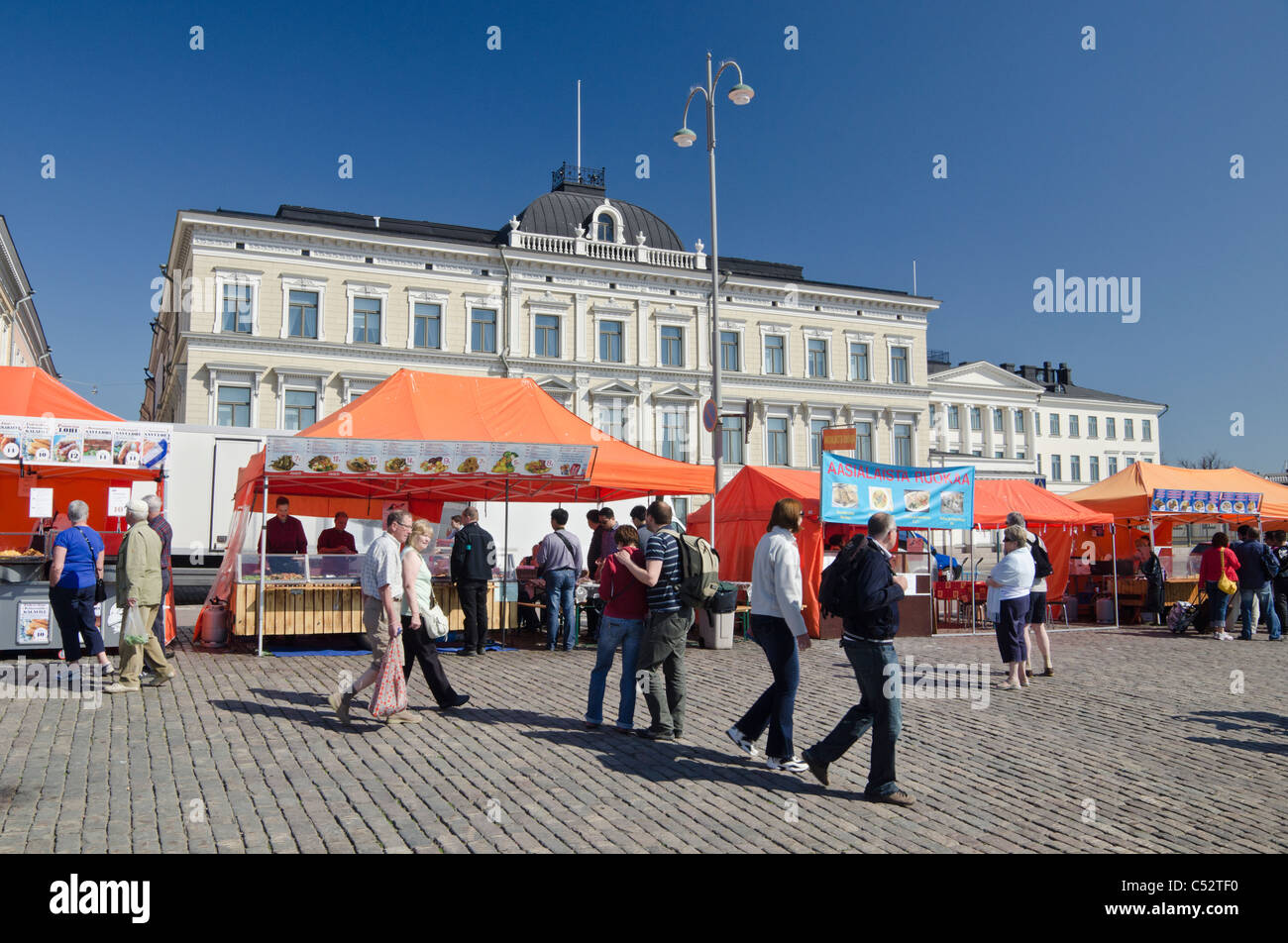 Essensstände entlang der Hafenfront Market Square, Helsinki, Finnland Stockfoto