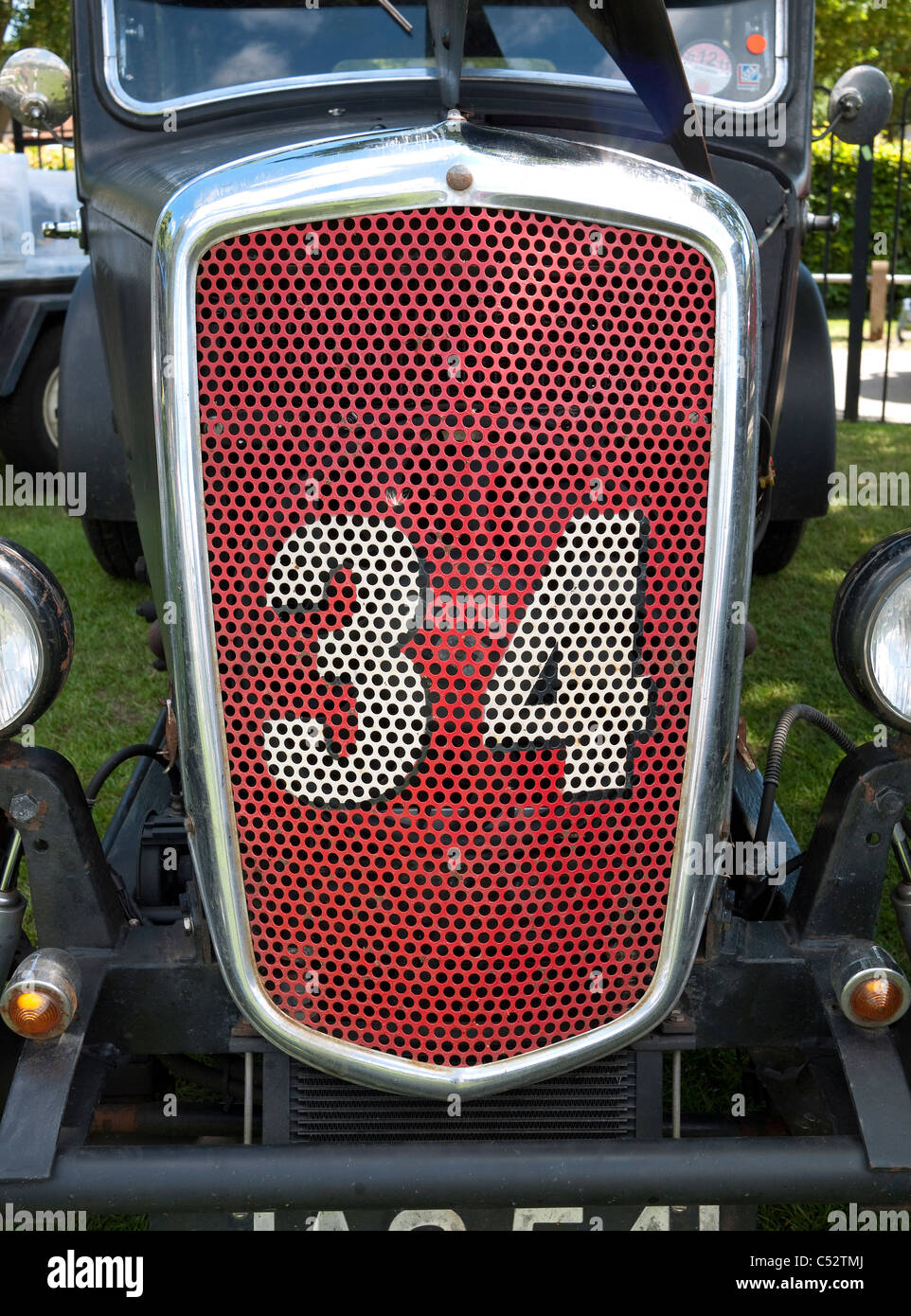 vierunddreißig auf amerikanischen Hotrod Auto Kühlergrill Stockfoto