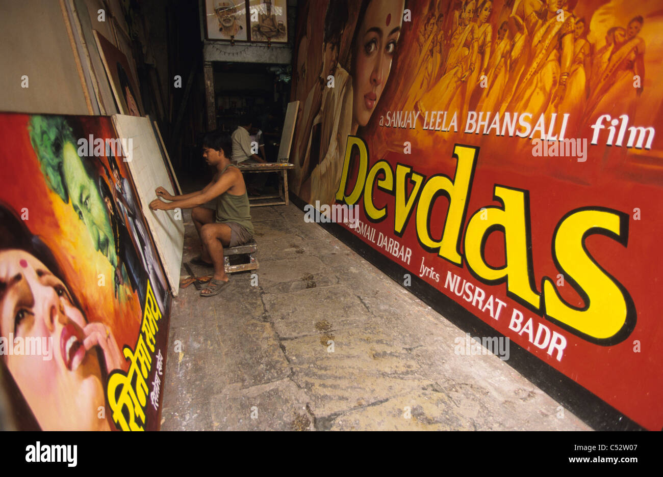 INDIEN Mumbai, handbemalte Bollywood Filmplakate bei Balkrishan Arts in Dadar, Künstler Balkrishna L Vaidya, Balkrishan, Poster Devdas und Sholay Film Stockfoto