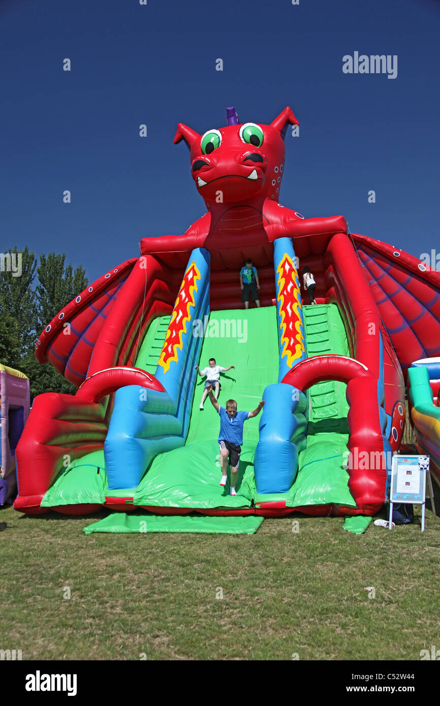Eine bunte aufblasbare Hüpfburg Drache auf ein Land in Cannington Somerset England UK Stockfoto
