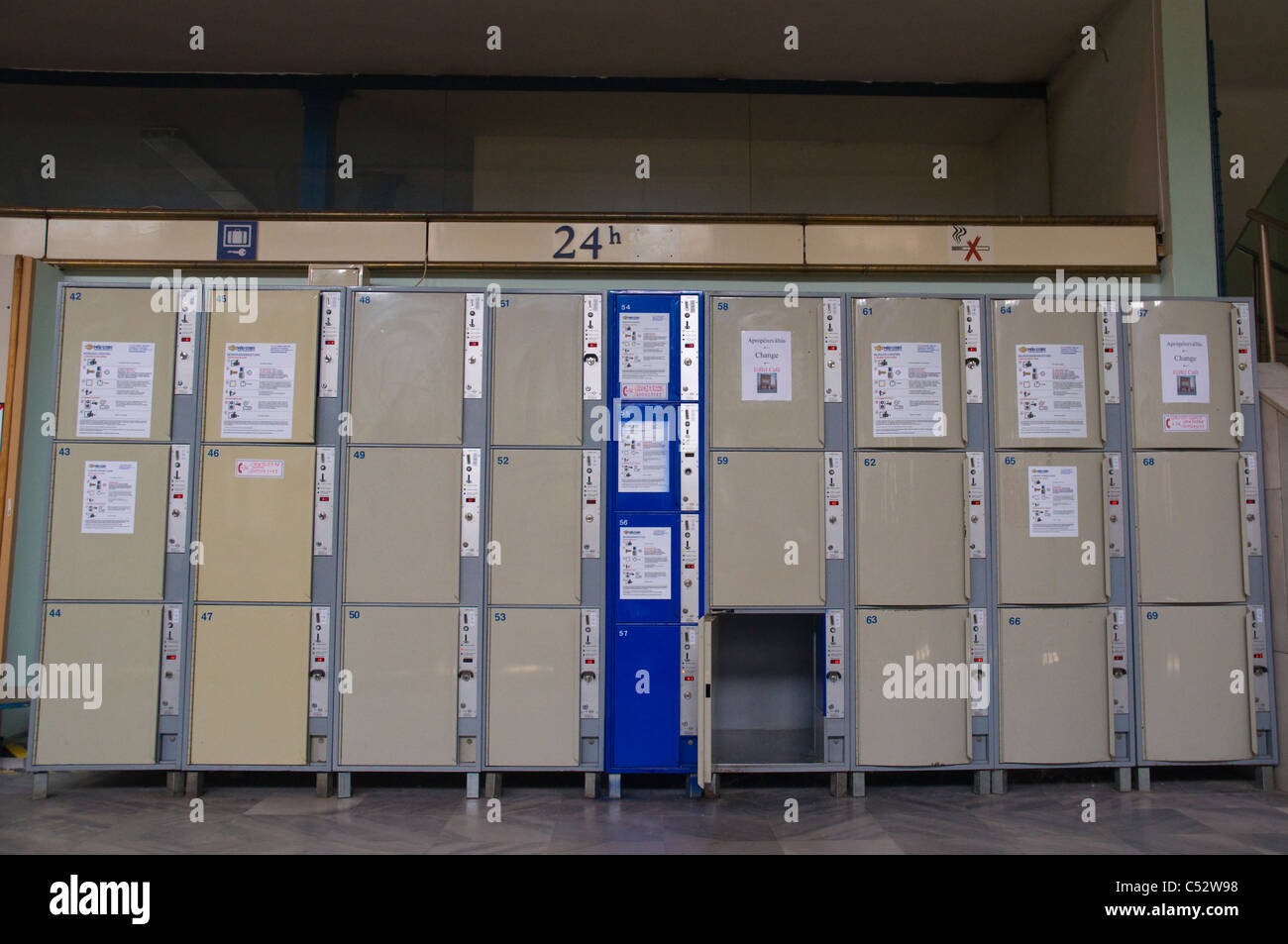 Schliessfacher Am Bahnhof Nyugati Bahnhof Budapest Ungarn Europa Stockfotografie Alamy