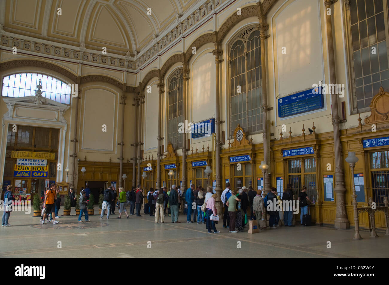 Schalterhalle Am Nyugati Bahnhof Budapest Ungarn Europa Stockfotografie Alamy