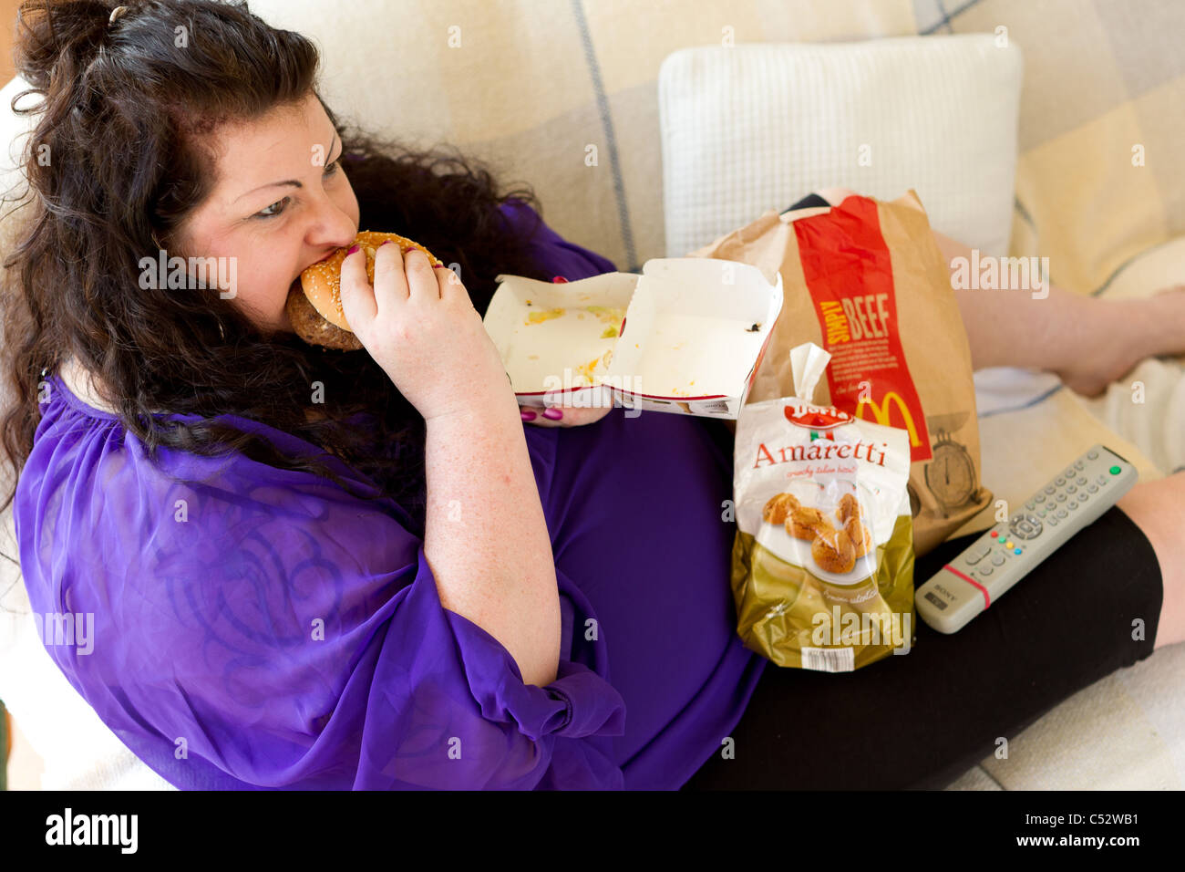 Frau, fetthaltige Lebensmittel essen Stockfoto