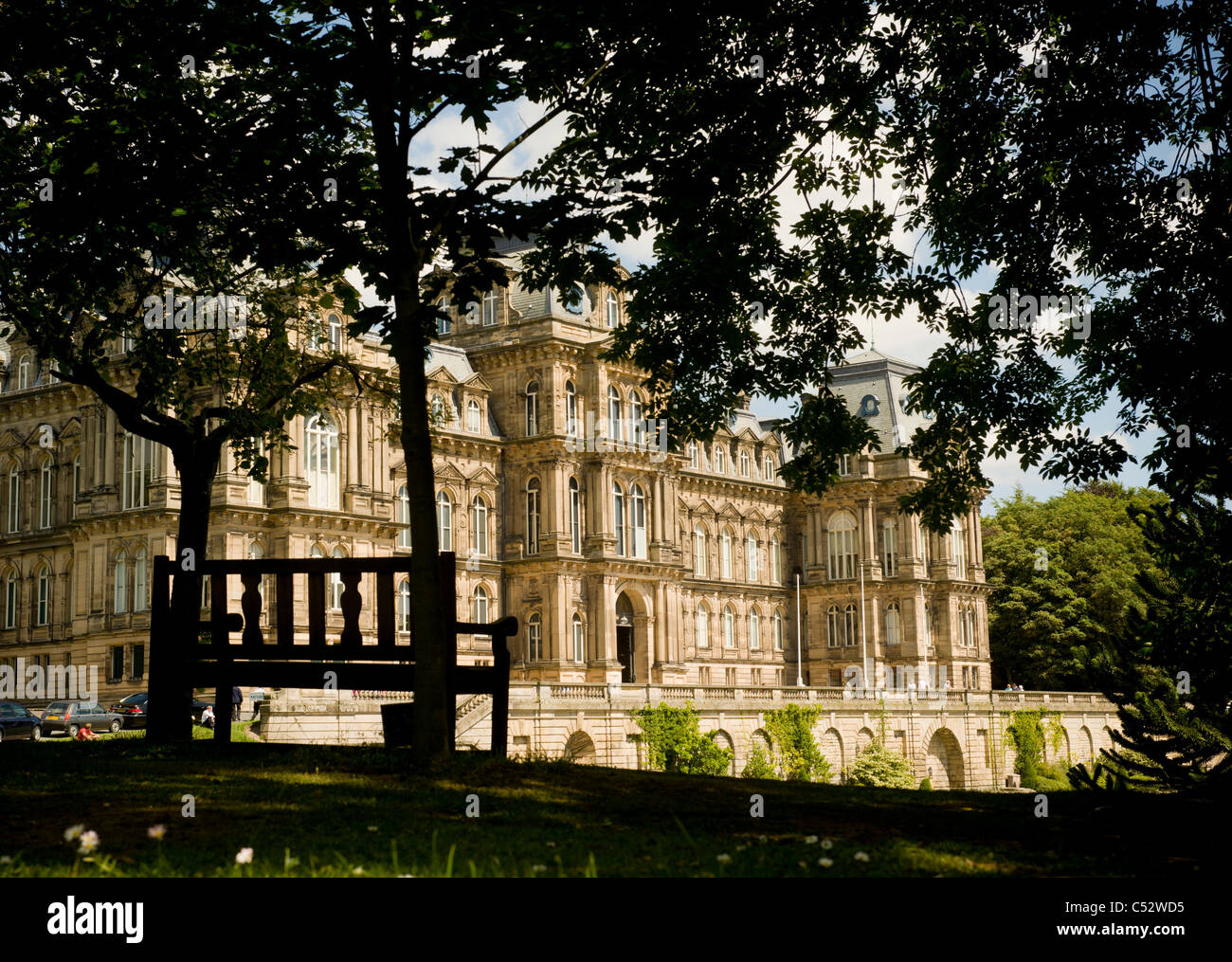 Von Bäumen umrahmte Südfassade des Bowes Museums. façade Barnard Castle, County Durham. VEREINIGTES KÖNIGREICH Stockfoto