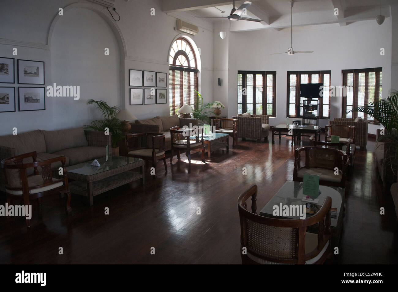 British Colonial Architektur Interieur des formalen Lounge Swimming Club Colombo Sri Lanka Stockfoto