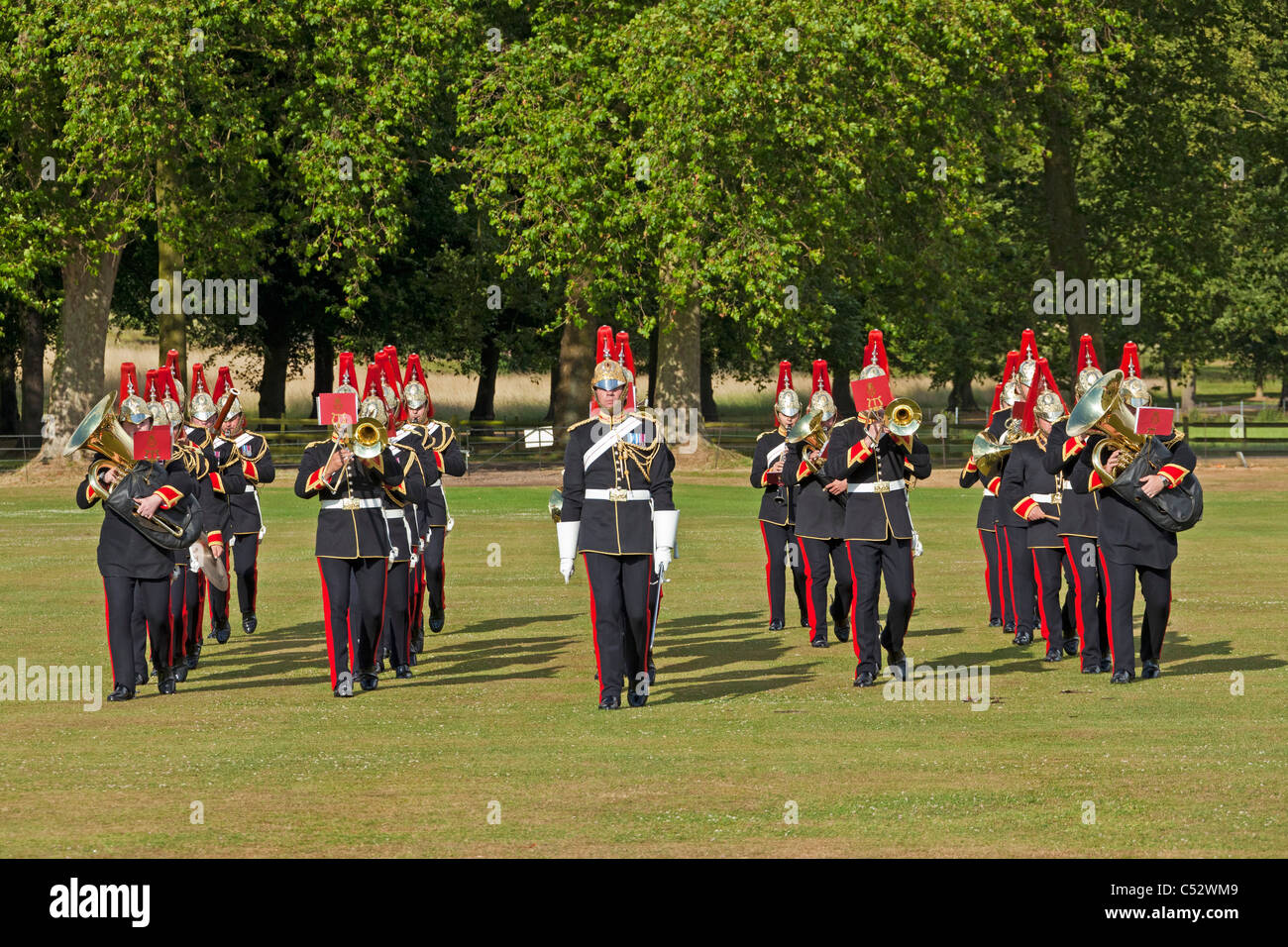 Die Militärkapelle die Blues and Royals spielen und marschieren bei einer privaten königlichen Funktion im Windsor Great Park. JMH4997 Stockfoto