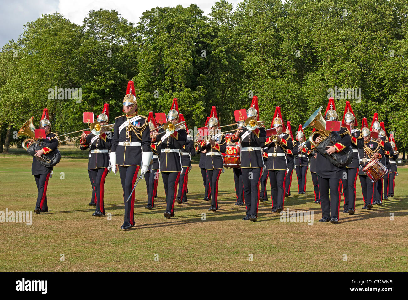 Die Militärkapelle die Blues and Royals spielen und marschieren bei einer privaten königlichen Funktion im Windsor Great Park. JMH4998 Stockfoto