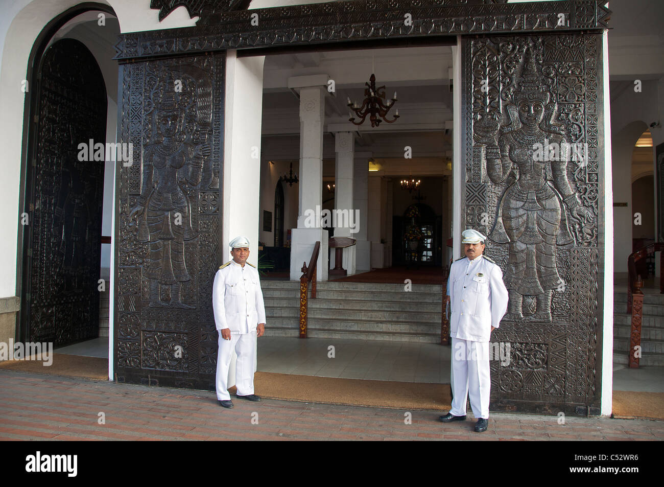 Zwei uniformierte Türsteher Galle Face Hotel Colombo Sri Lanka Stockfoto