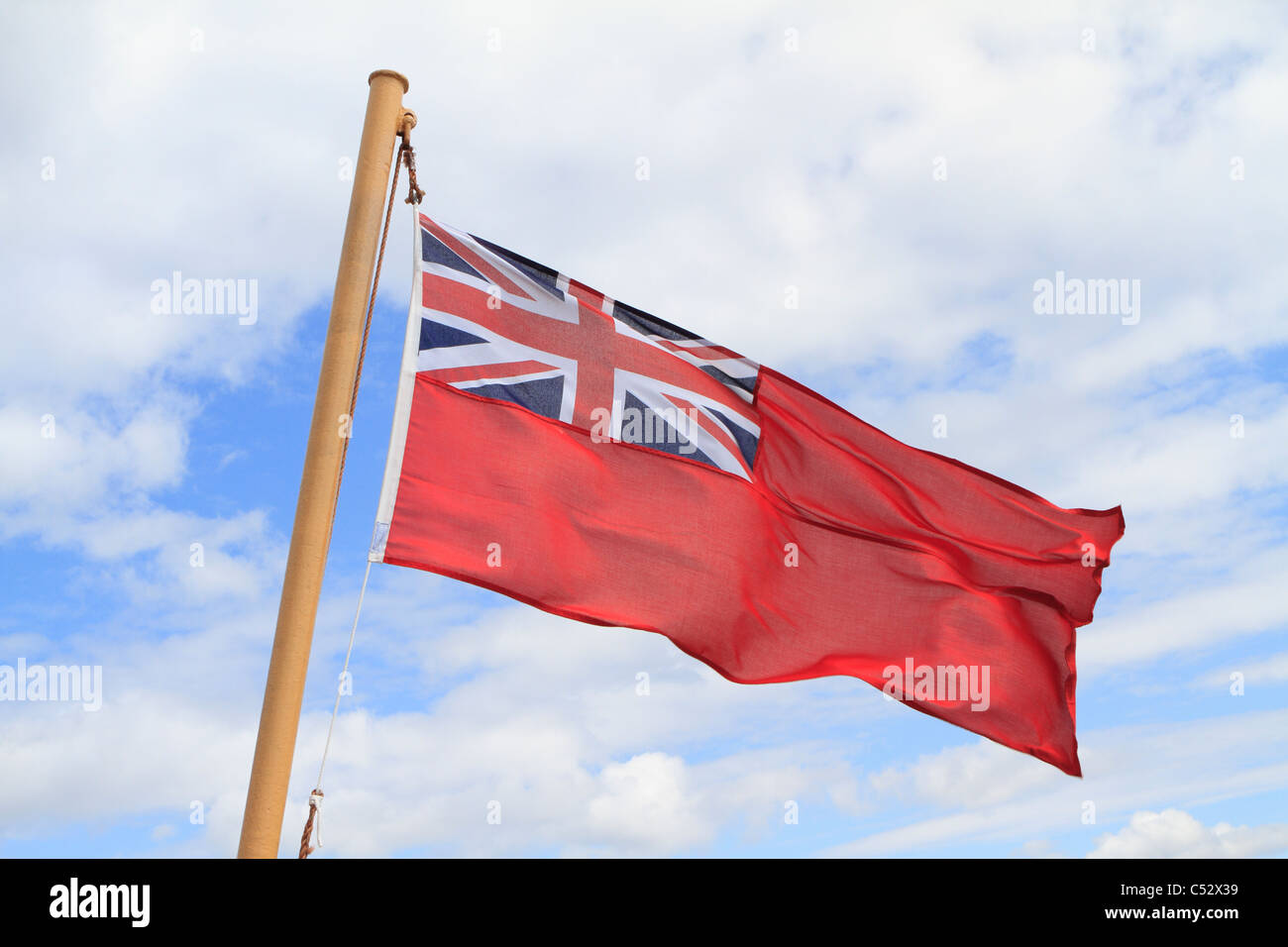 Die Red Ensign Fahne flattert von einer Fahnenstange Stockfoto
