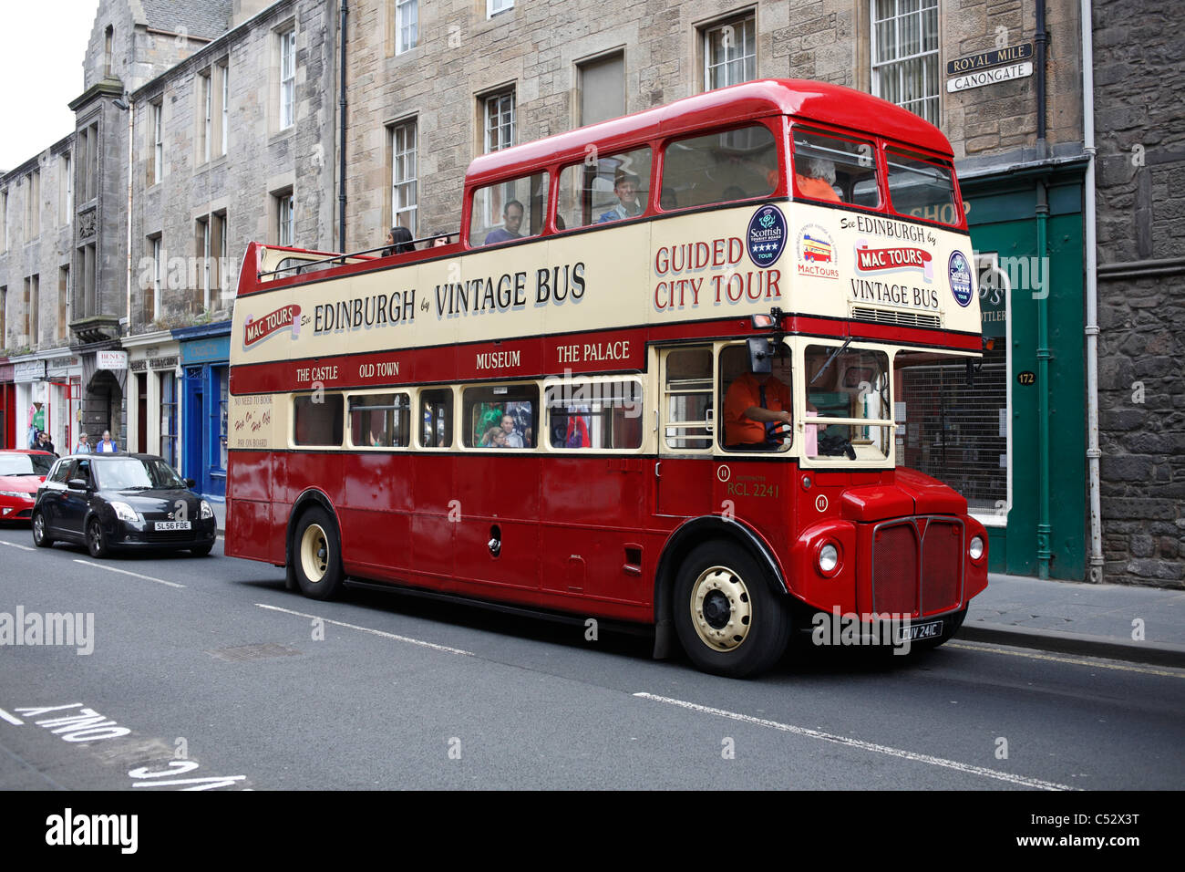 Vintage-Tourbus in Edinburgh auf der Royal Mile im Canongate Stockfoto