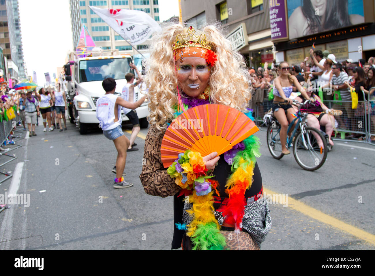 "cross-Dresser" "chinesischen Fan" im freien Stockfoto