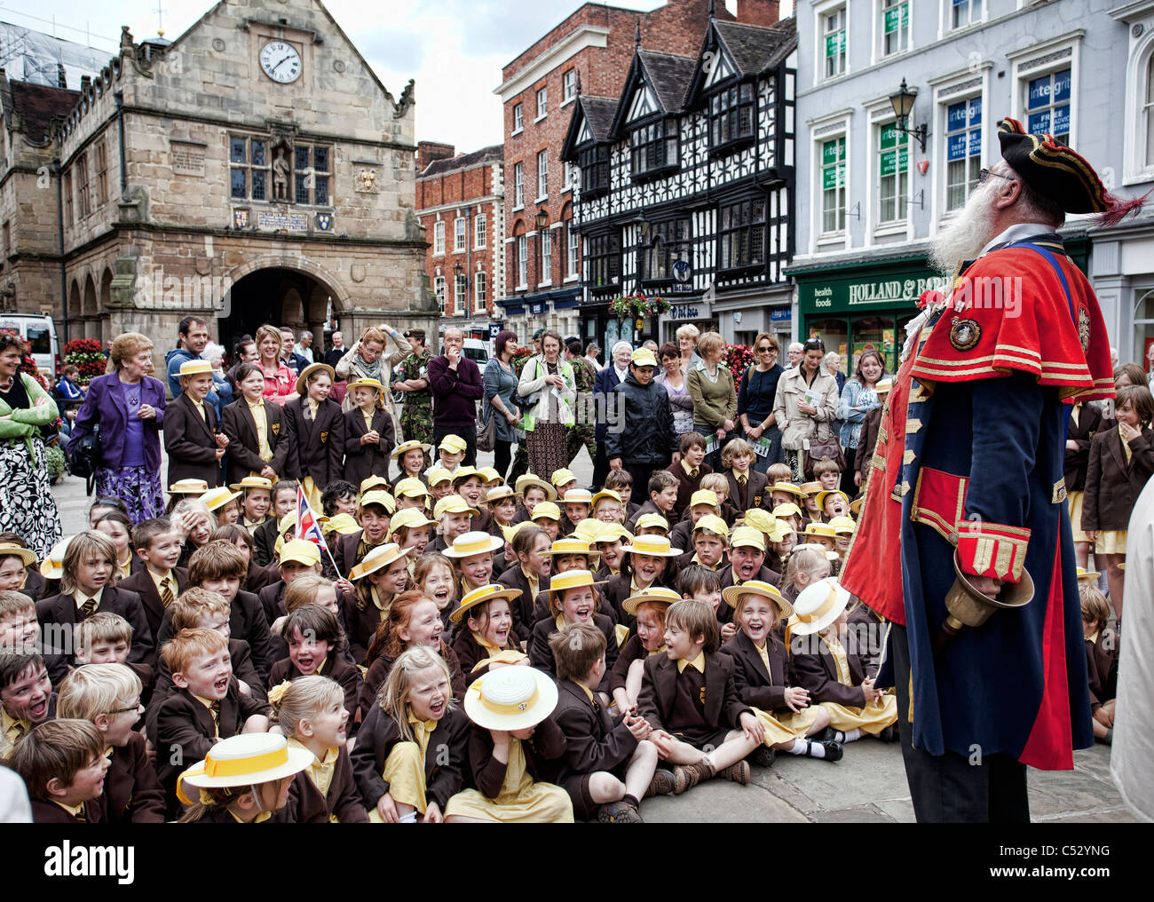 Shrewsbury Town Crier mit Schulkindern im Altstädter Ring. Stockfoto