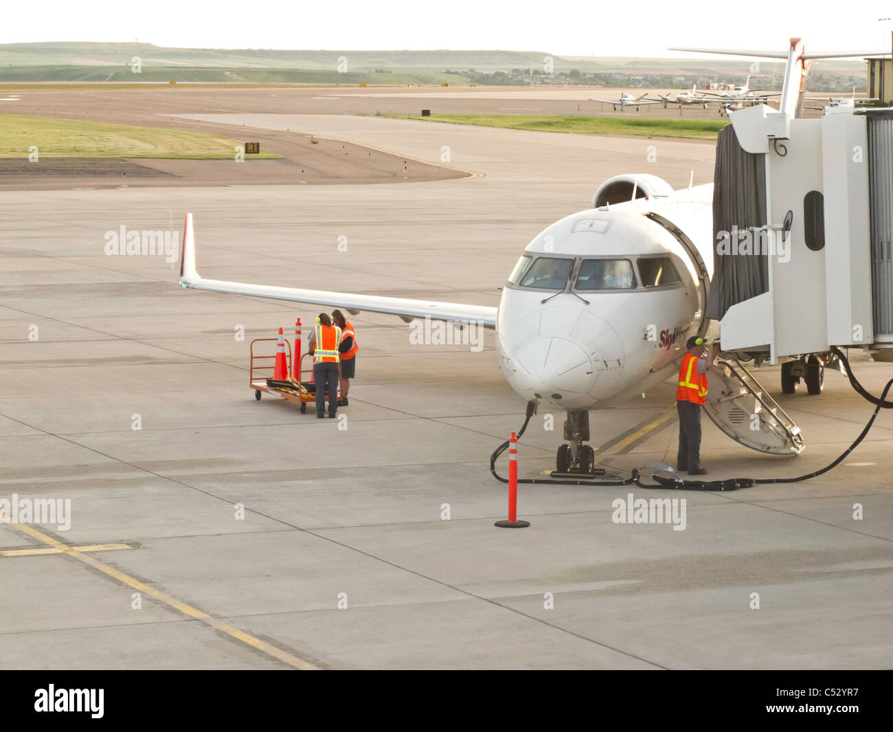 Flugzeug, Flughafen-Gate und Taxistand Stockfoto